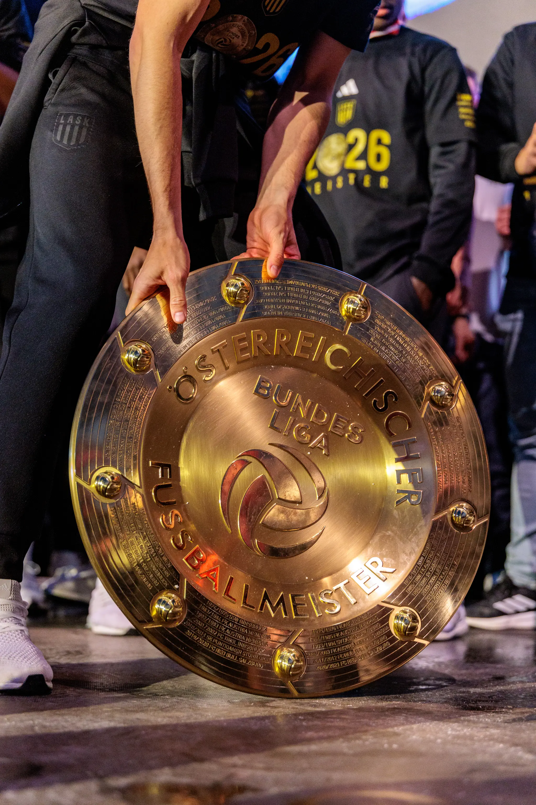 Eine Nahaufnahme des goldenen Meistertellers der österreichischen Bundesliga während der LASK-Meisterfeier auf der Bühne