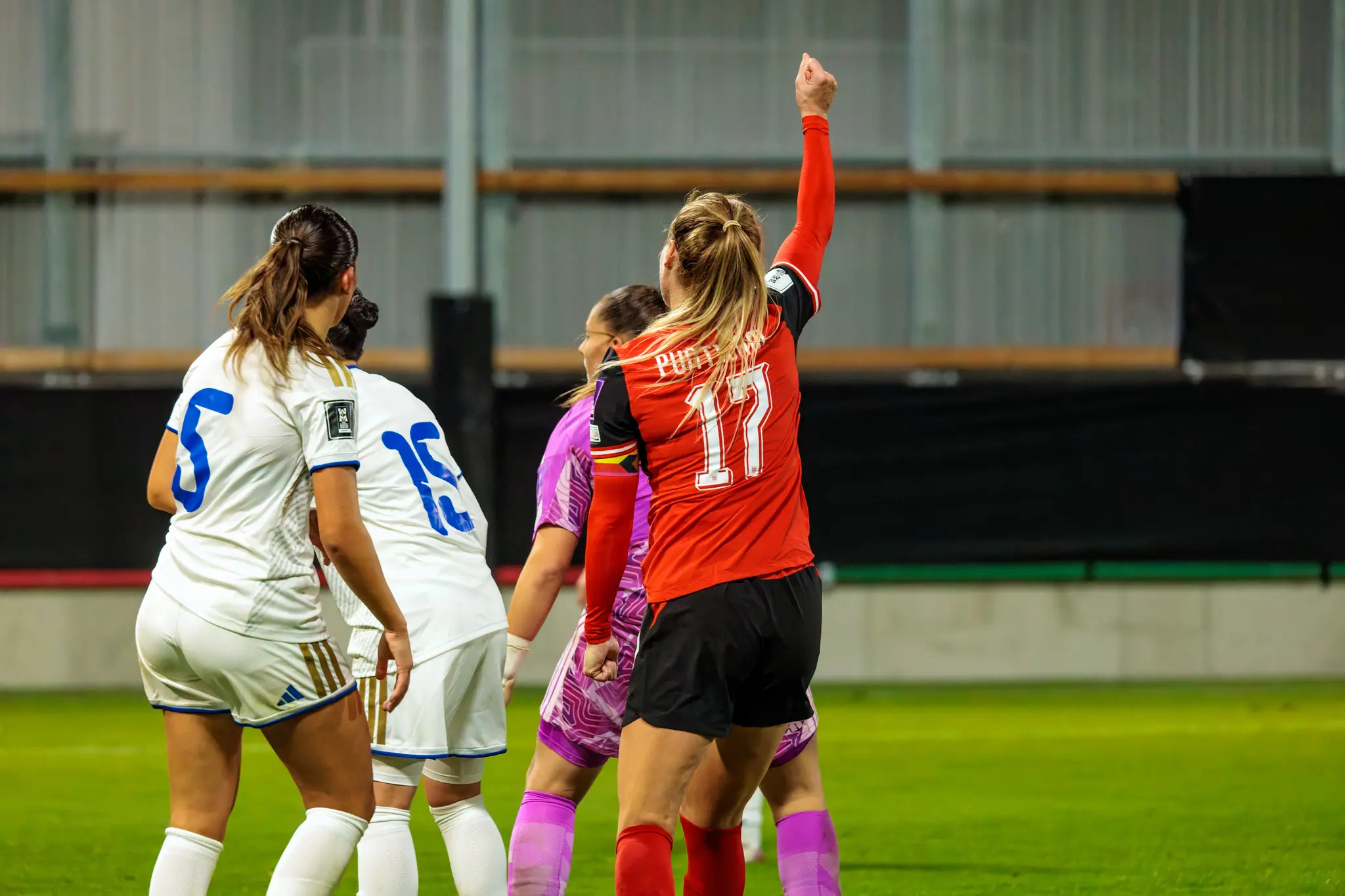 Sarah Puntigam (17) jubelt mit erhobenem Arm und geballter Faust über ihren Treffer zum 2:0.