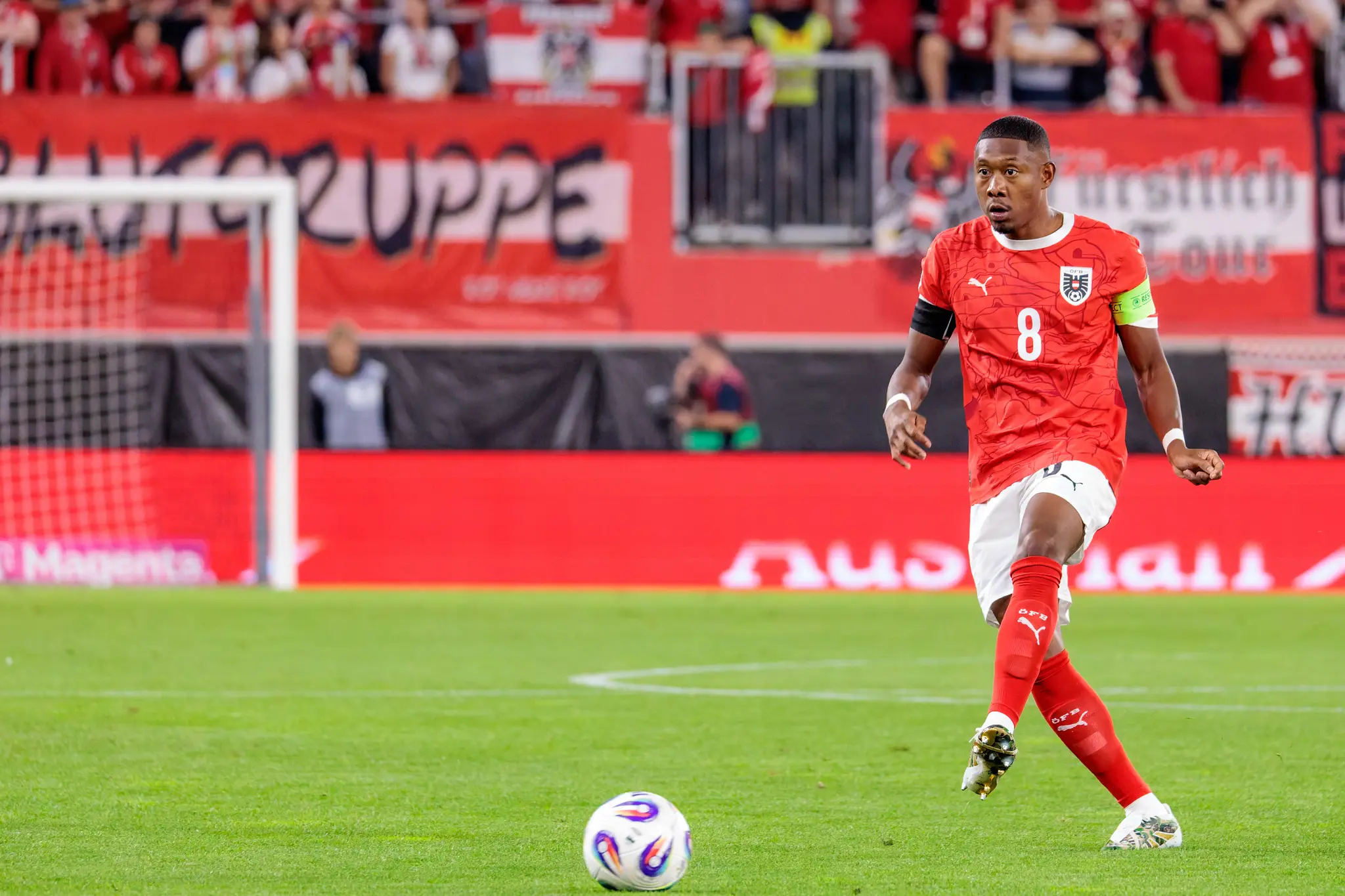 Der österreichische Fußballspieler David Alaba im roten Trikot mit der Nummer 8 ist am Ball während des WM-Qualifikationsspiels gegen Zypern
