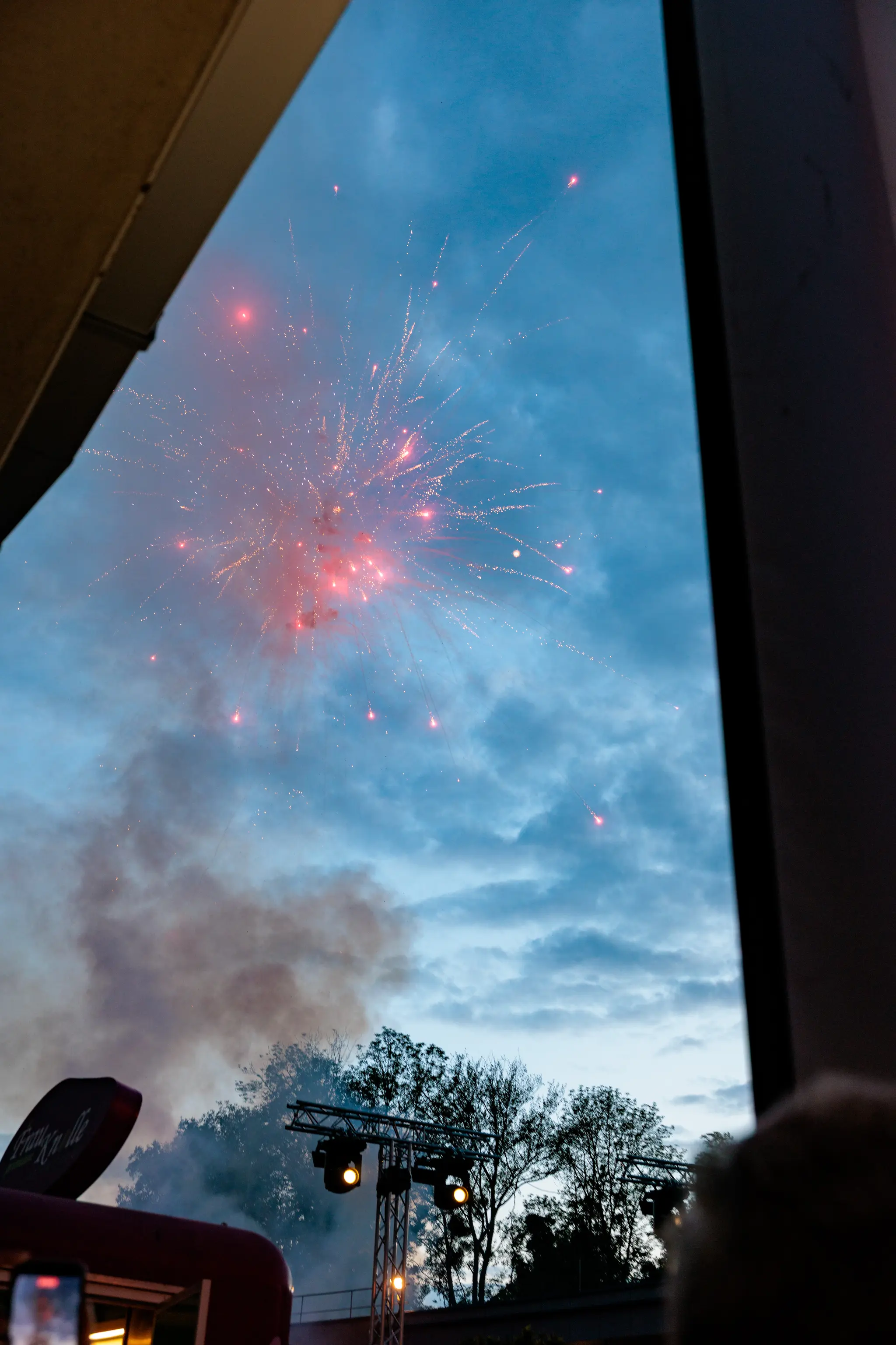 Ein leuchtendes Feuerwerk erstrahlt über der Fanzone während der Meisterfeier des LASK in Linz