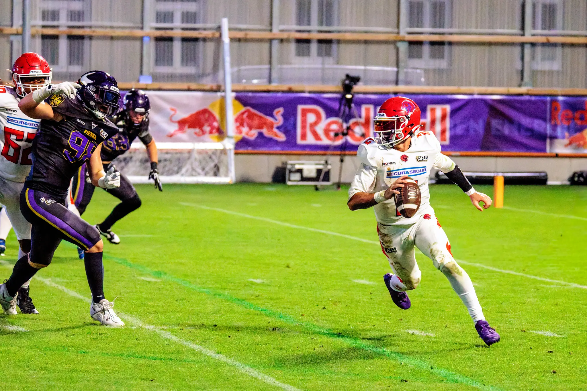 Ein Ballträger der Red Lions nimmt Anlauf Richtung Seitenlinie, während Vikings-DL Florian Sudi (95) den Block der Gäste standhält.