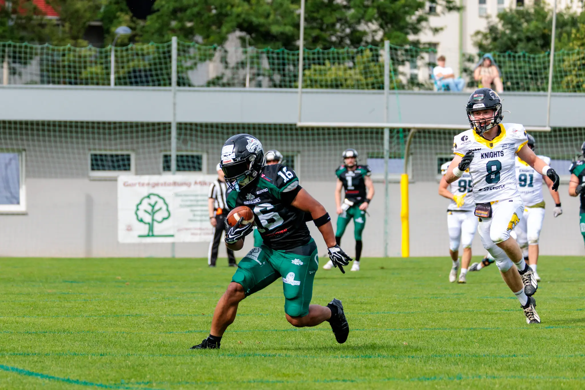 Ein Spieler der Danube Dragons hält den Football während eines intensiven Spiels gegen die Vienna Knights in der Austrian Football League
