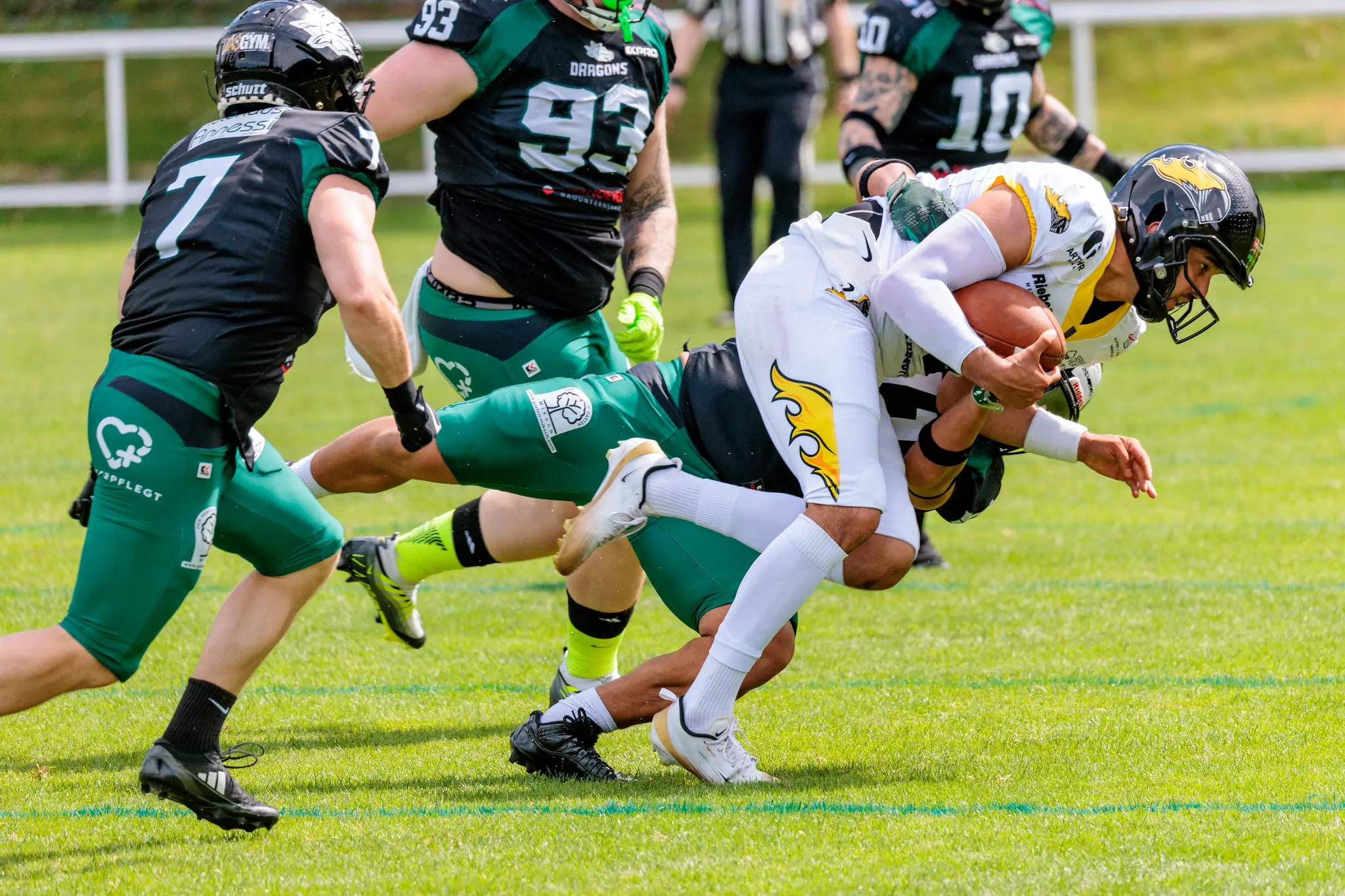 Actionreiche Szene beim American Football Spiel zwischen Danube Dragons und Vienna Knights