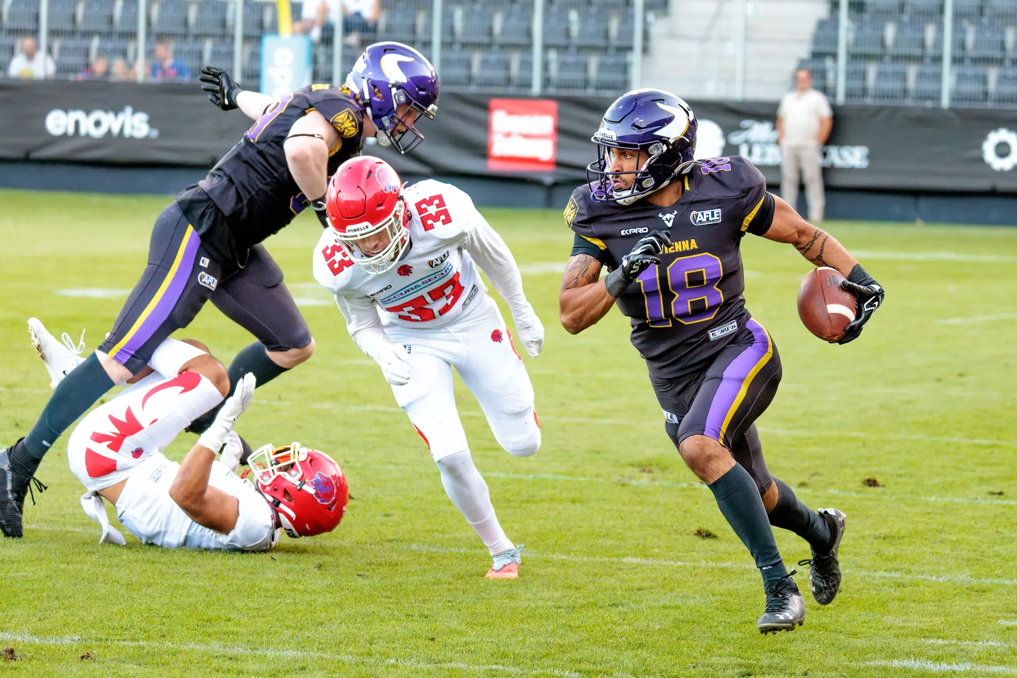 Noah Toure (18) sprintet mit dem Ball unterm Arm davon, der Red-Lions-Verfolger (33) greift ins Leere.