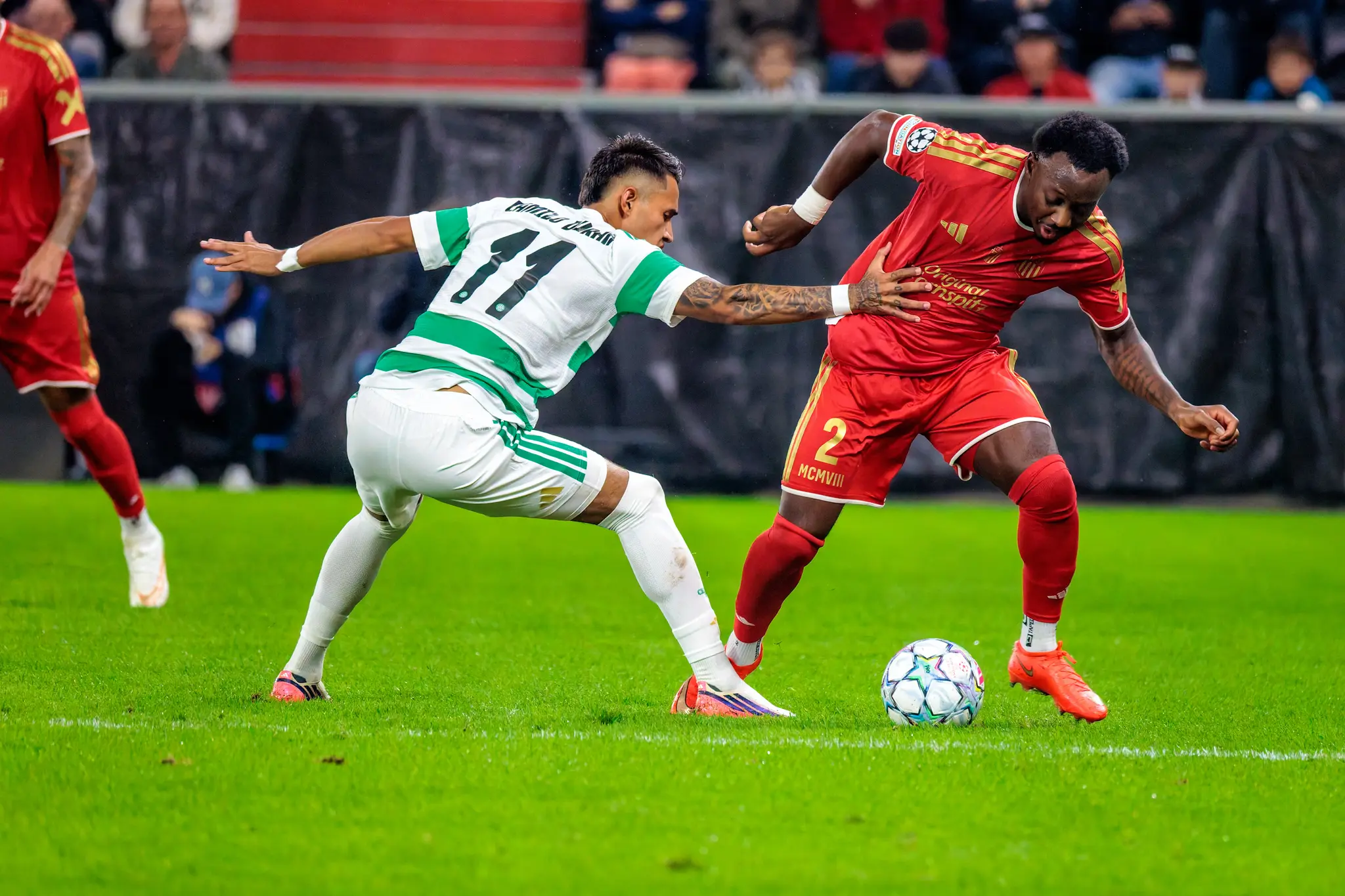 Zweikampf zum Anfassen: LASKs Bello verpackt den Ball mit dem ganzen Körper, Celtic-Mittelfeldspieler Duran greift daneben - Champions-League-Nahkampf im Linzer Regen.