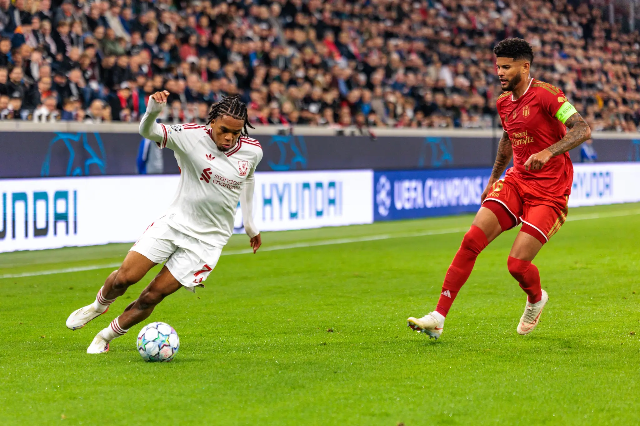 Rio Ngumoha (73) kontrolliert den Ball, dahinter steht LASK-Verteidiger Yvan Dibango (25).