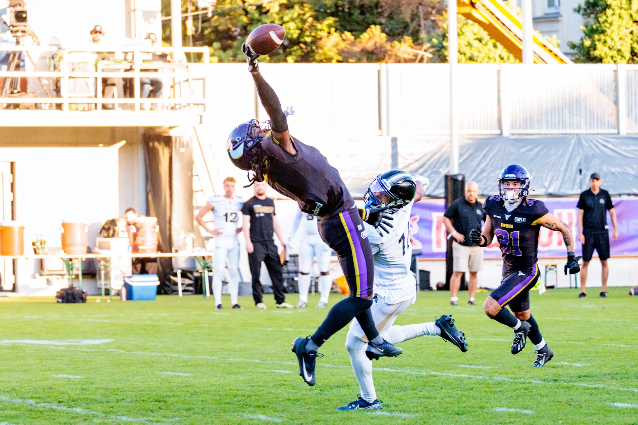 Spektakulärer Versuch: Ein Receiver der Vienna Vikings taucht mit einer Hand zum tiefen Pass ab, während ein Verteidiger der London Warriors eng an ihm klebt.