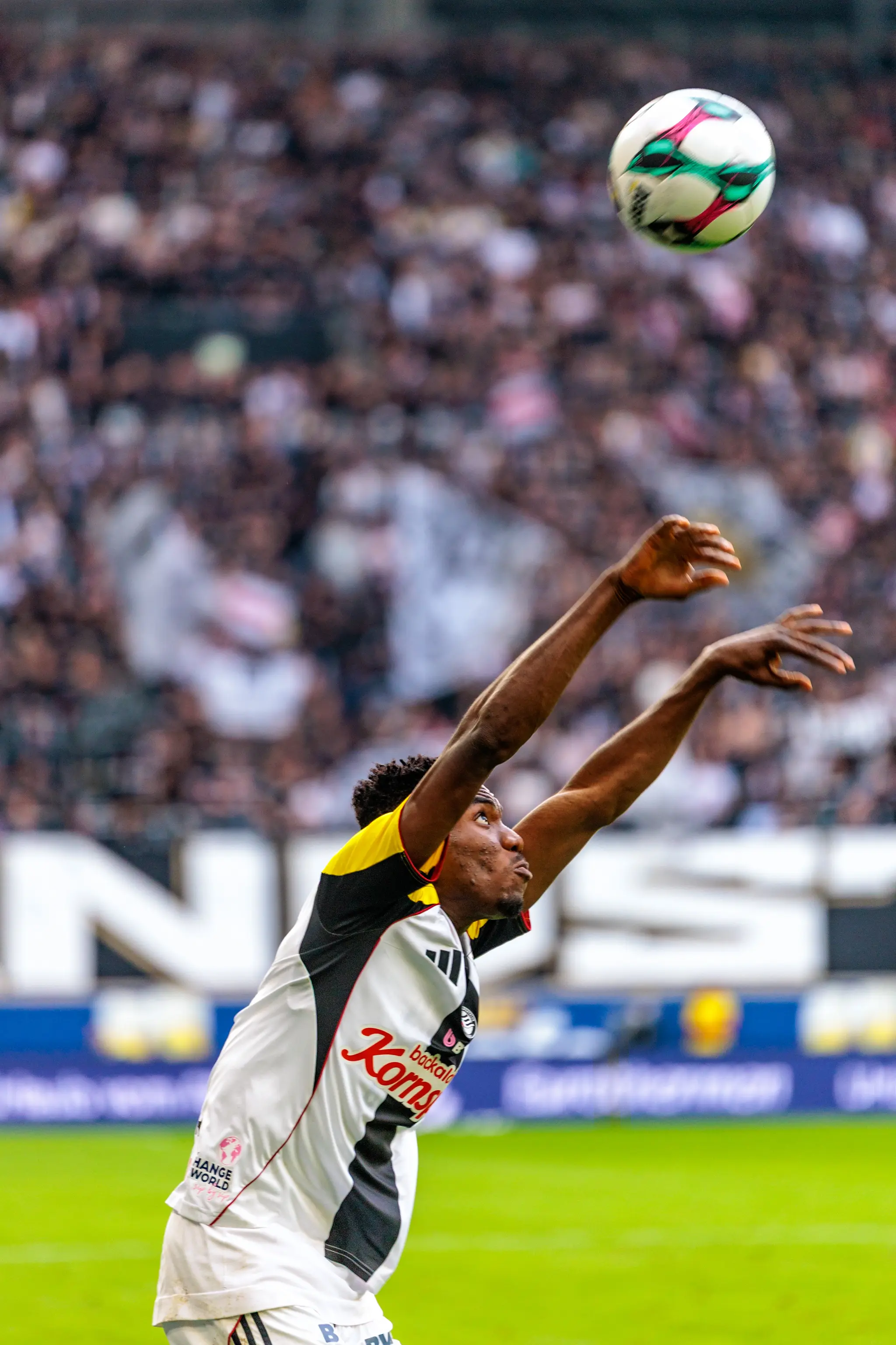 Ein LASK-Spieler streckt sich beim Einwurf auf der Seitenlinie