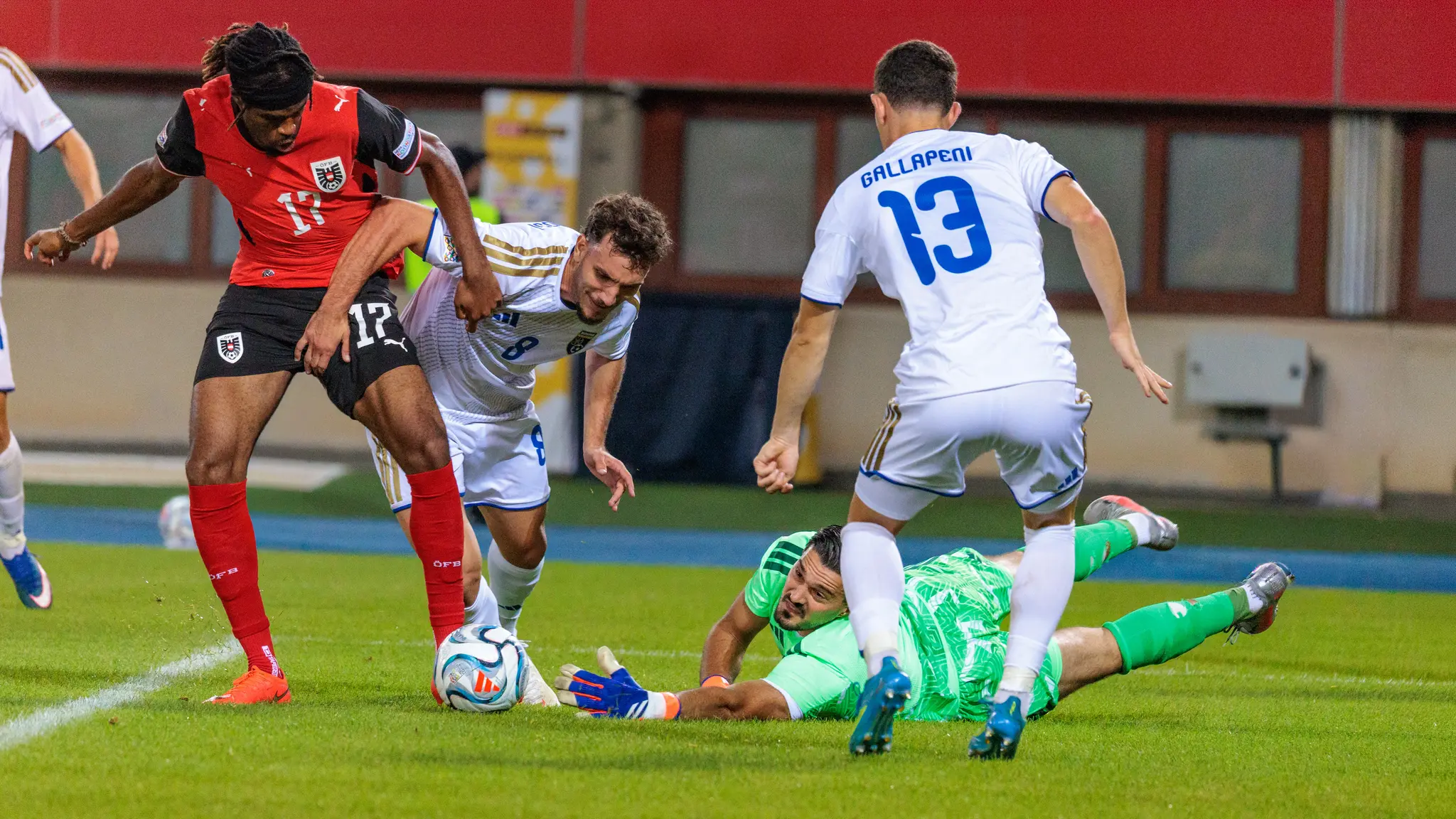 Carney Chukwuemeka (17) kämpft im Strafraum um den Ball, Kosovos Tormann Muric liegt am Boden.