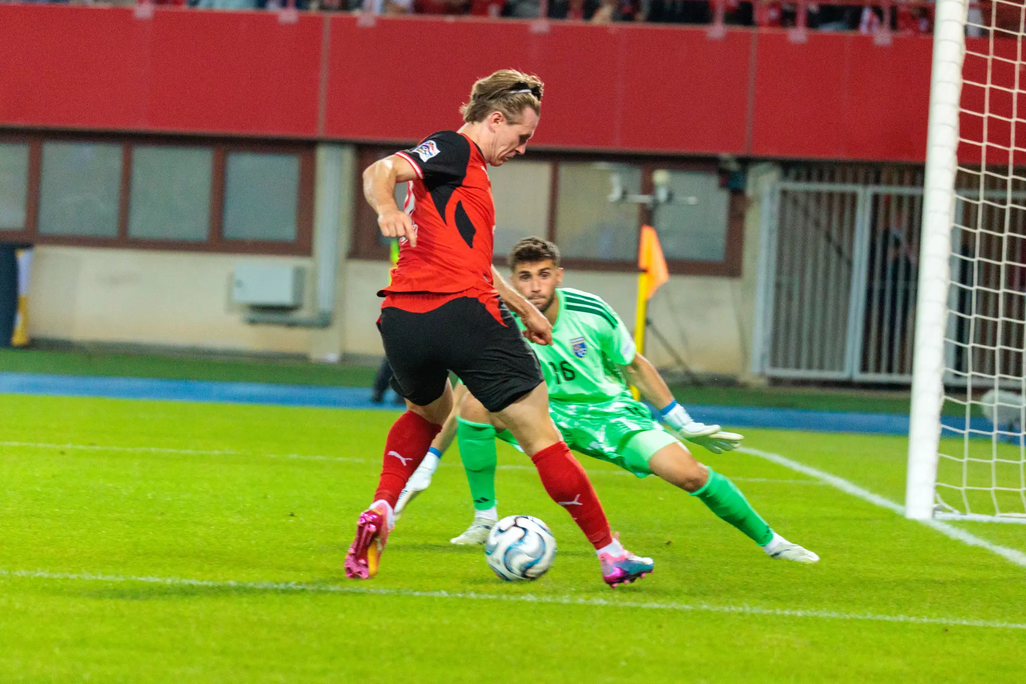 Patrick Wimmer (21) geht im Strafraum ins Dribbling gegen Kosovos Tormann Amir Saipi (16).