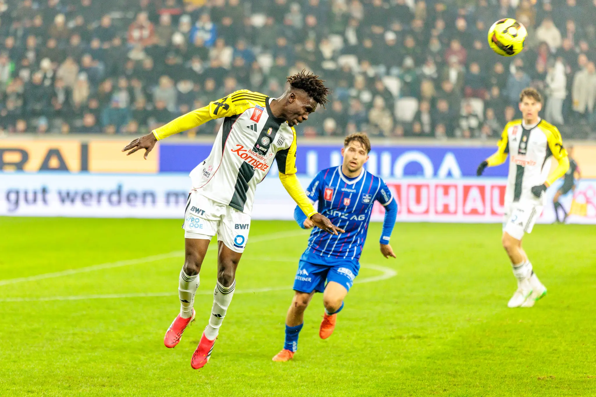 Ein LASK-Spieler springt beim Linzer Derby im ÖFB-Cup gegen Blau-Weiß Linz hoch zum Kopfballduell