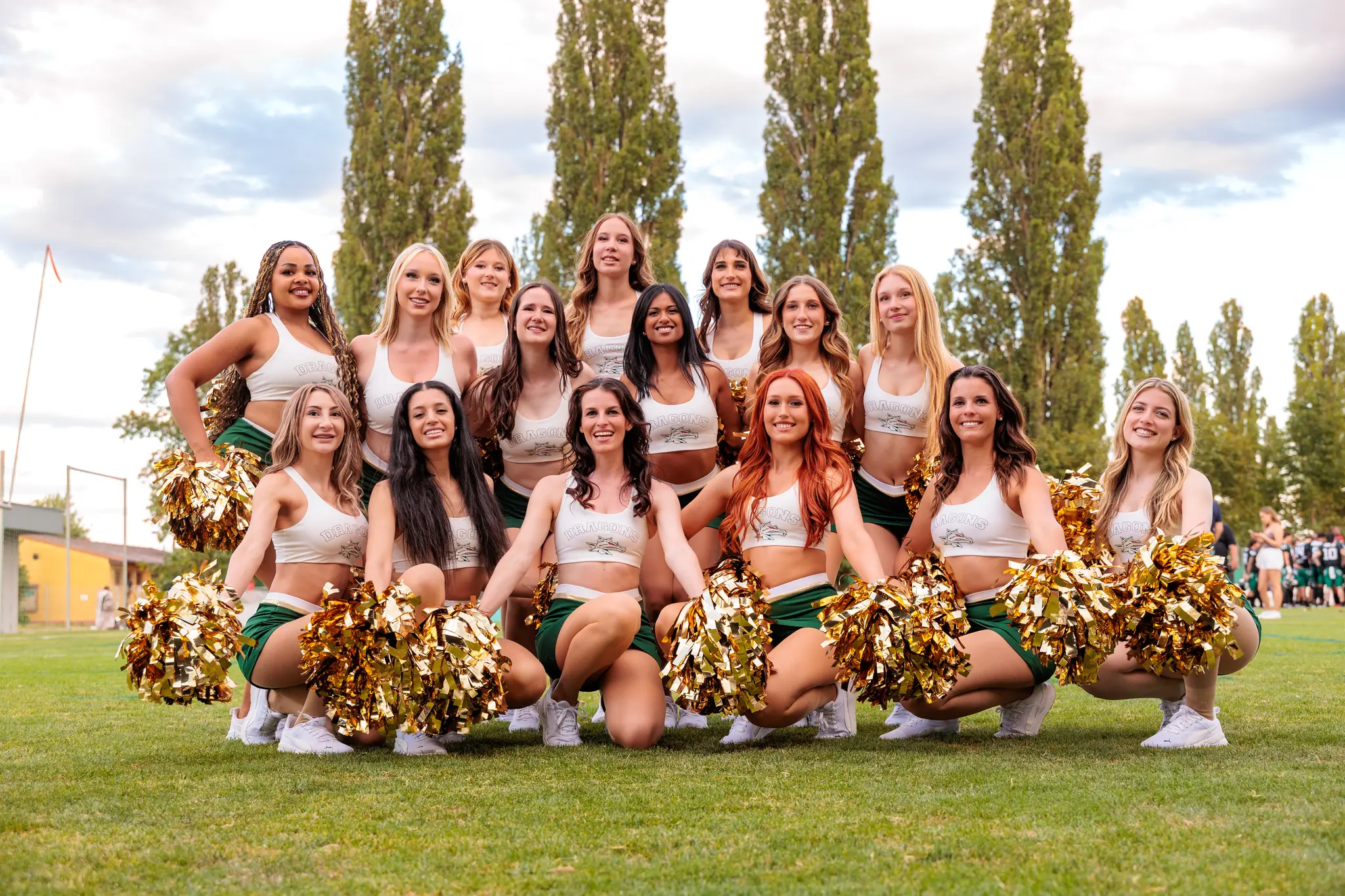 Dragons-Cheerleaderinnen im Gruppenfoto nach dem Spiel auf dem Spielfeld beim AFL-Playoff 2026 zwischen Danube Dragons und Vienna Vikings