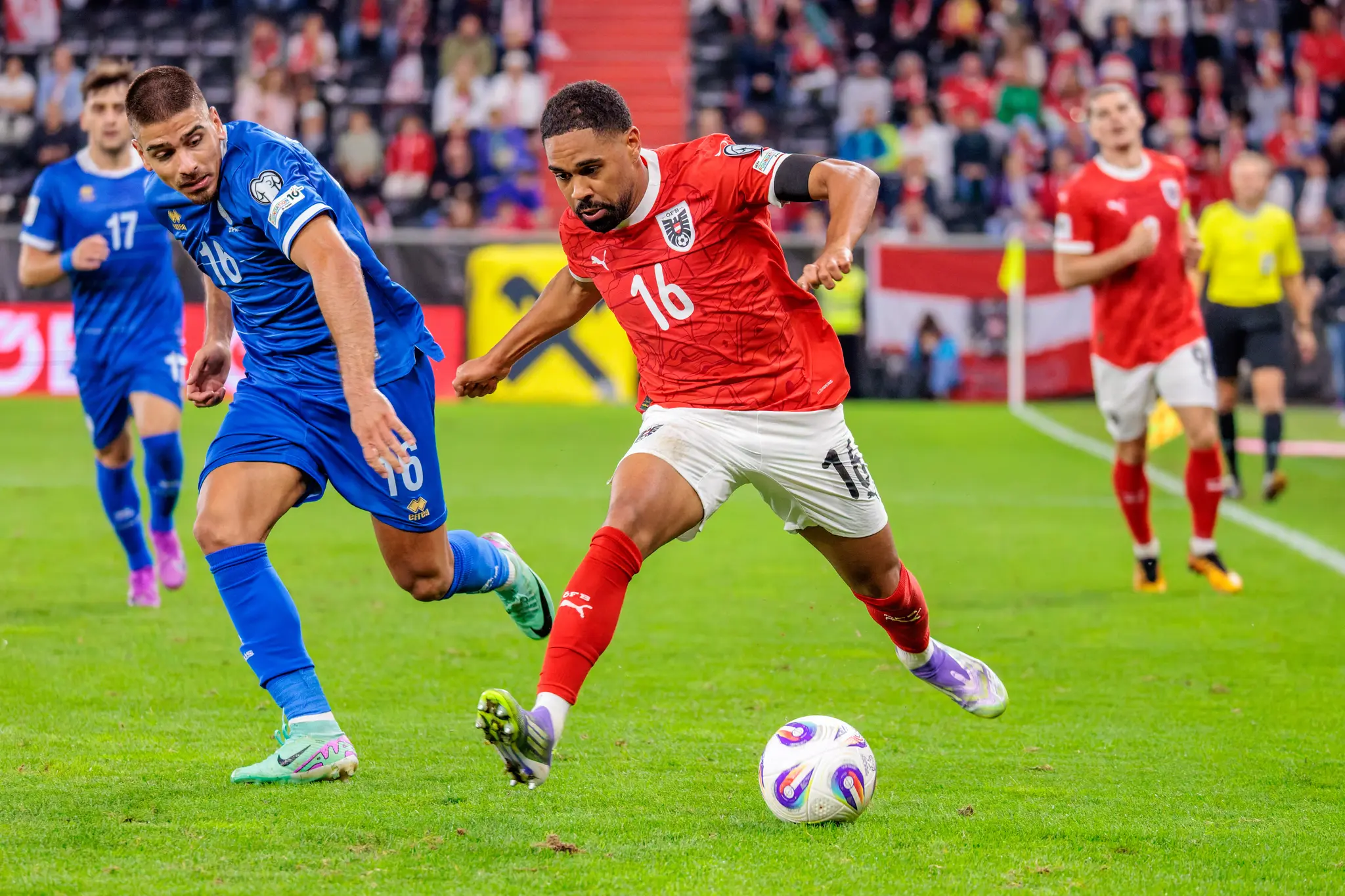 Österreichs Spieler Phillipp Mwene (Nr. 16) ist im Dribbelduell mit dem zypriotischen Pieros Sotiriou
11 Andronikos Kakoulli (Nr. 10) 
