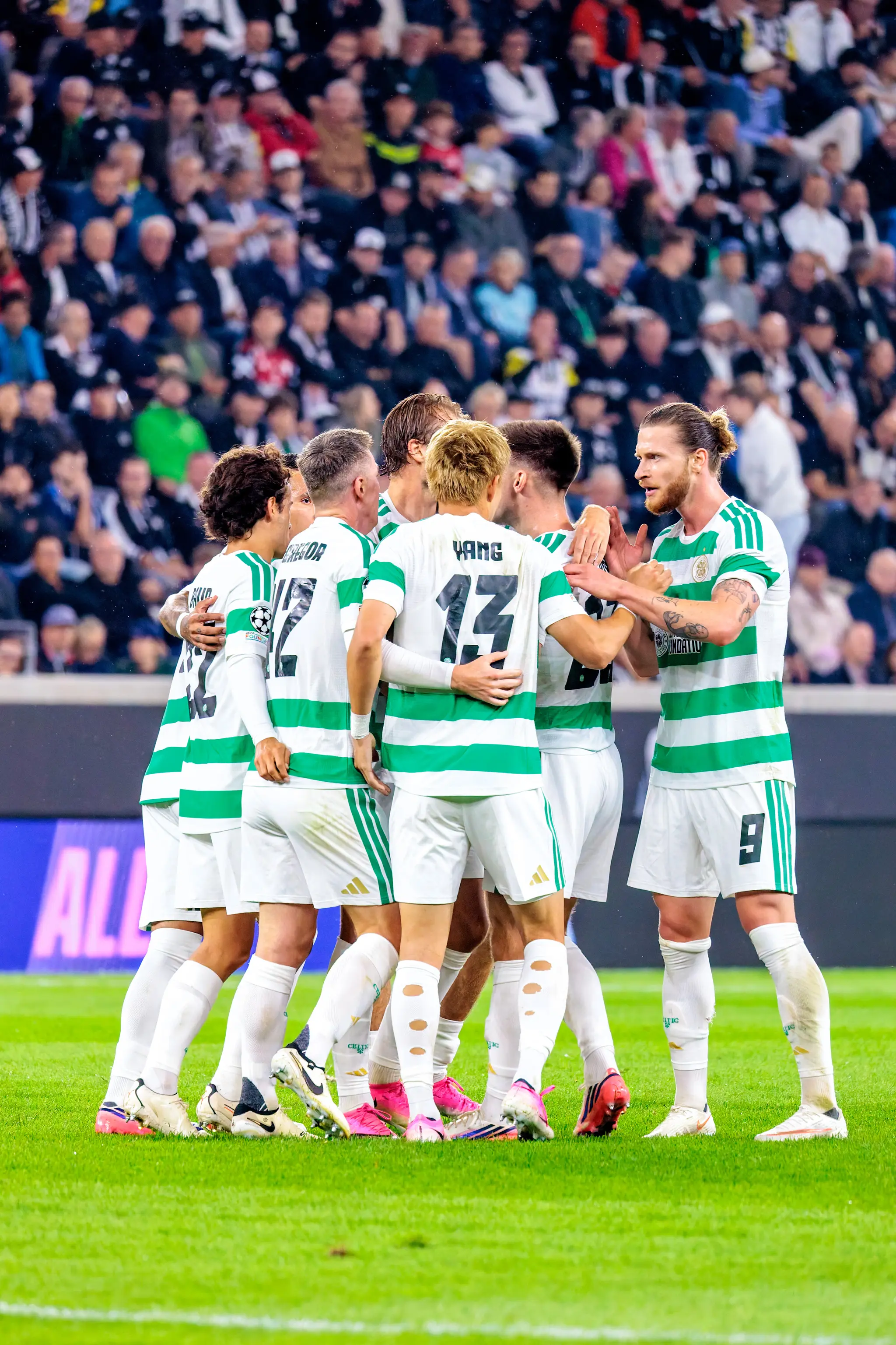 Celtic-Meute umschlingt Torschützen McGregor: Yang, Baur und Högh drängen zum 0:1-Jubel heran, während über der Raiffeisen Arena der Regen einsetzt.