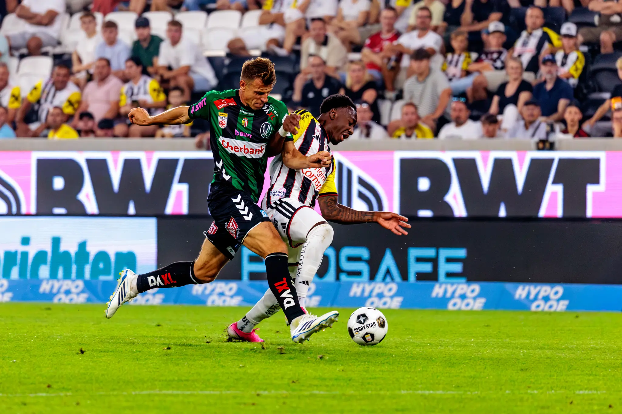 Laufduell: SV-Ried-Spieler Radonjic gegen LASK-Spieler Bello