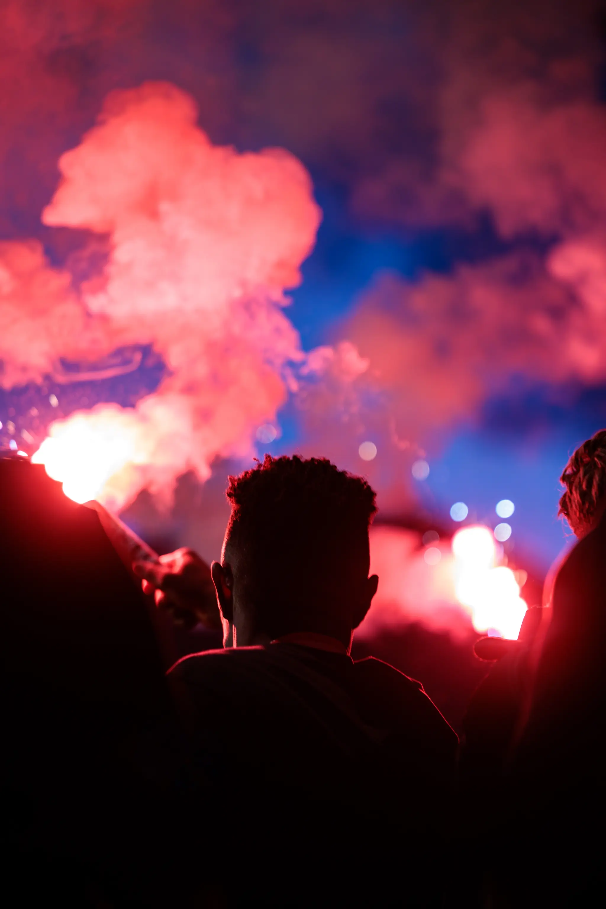 Begeisterte LASK-Fans nutzen Bengalos und Pyrotechnik während der emotionalen Meisterfeier in Linz