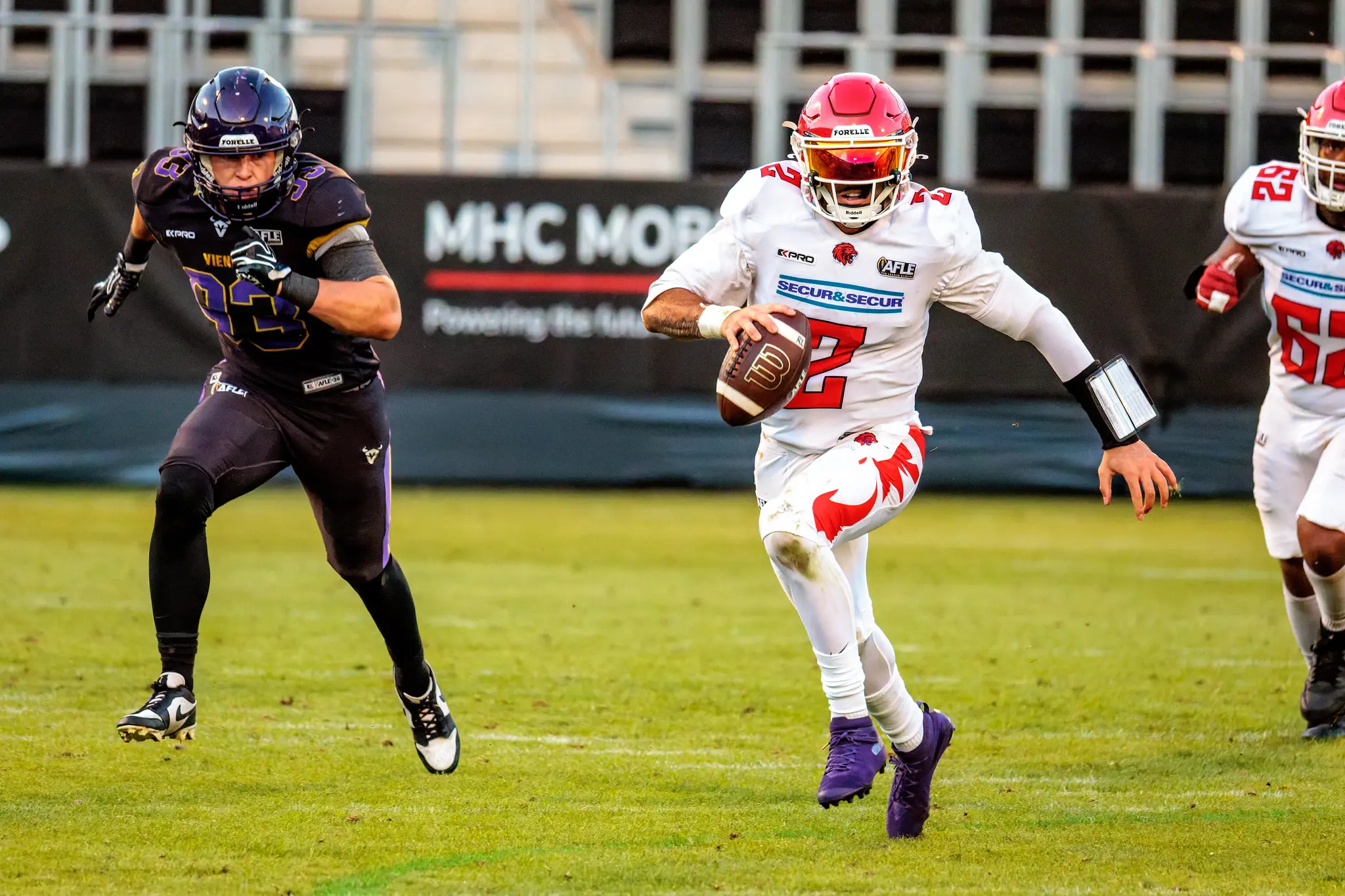 Auf und davon: Der Red-Lions-Quarterback (Nr. 2) flüchtet mit dem Ball in der Rechten vor der heranjagenden Vikings-Defense – ein seltener Lichtblick für die Gäste an diesem Abend.