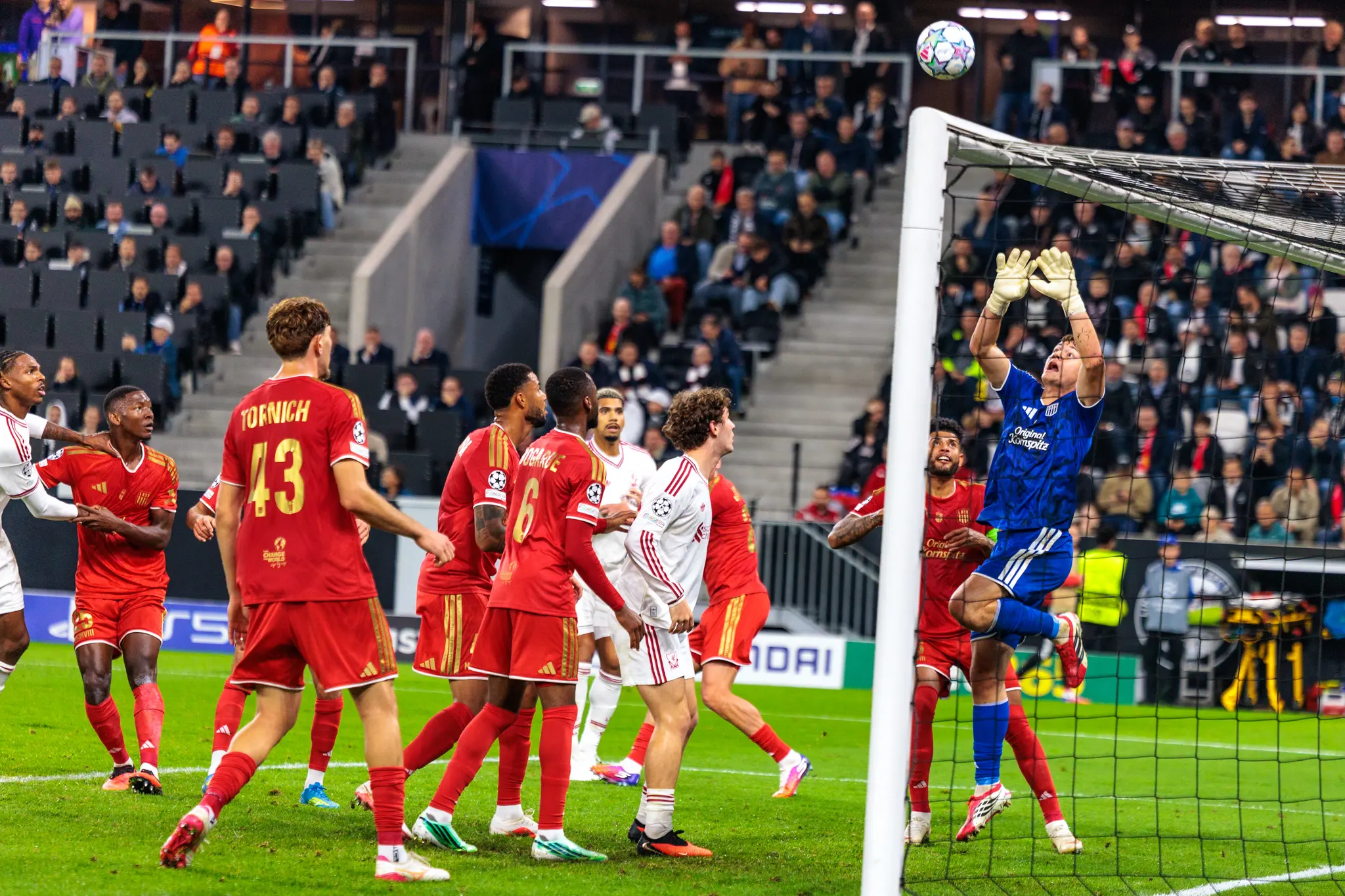 Nach einer Ecke springt LASK-Torwart Jungwirth (1) allein mit beiden Fäusten hoch und fängt den Ball.