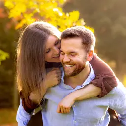 Ein glückliches Paar genießt eine Umarmung im warmen Herbstlicht im Freienlens: 56mm F1.4 DC DN | Contemporary 018