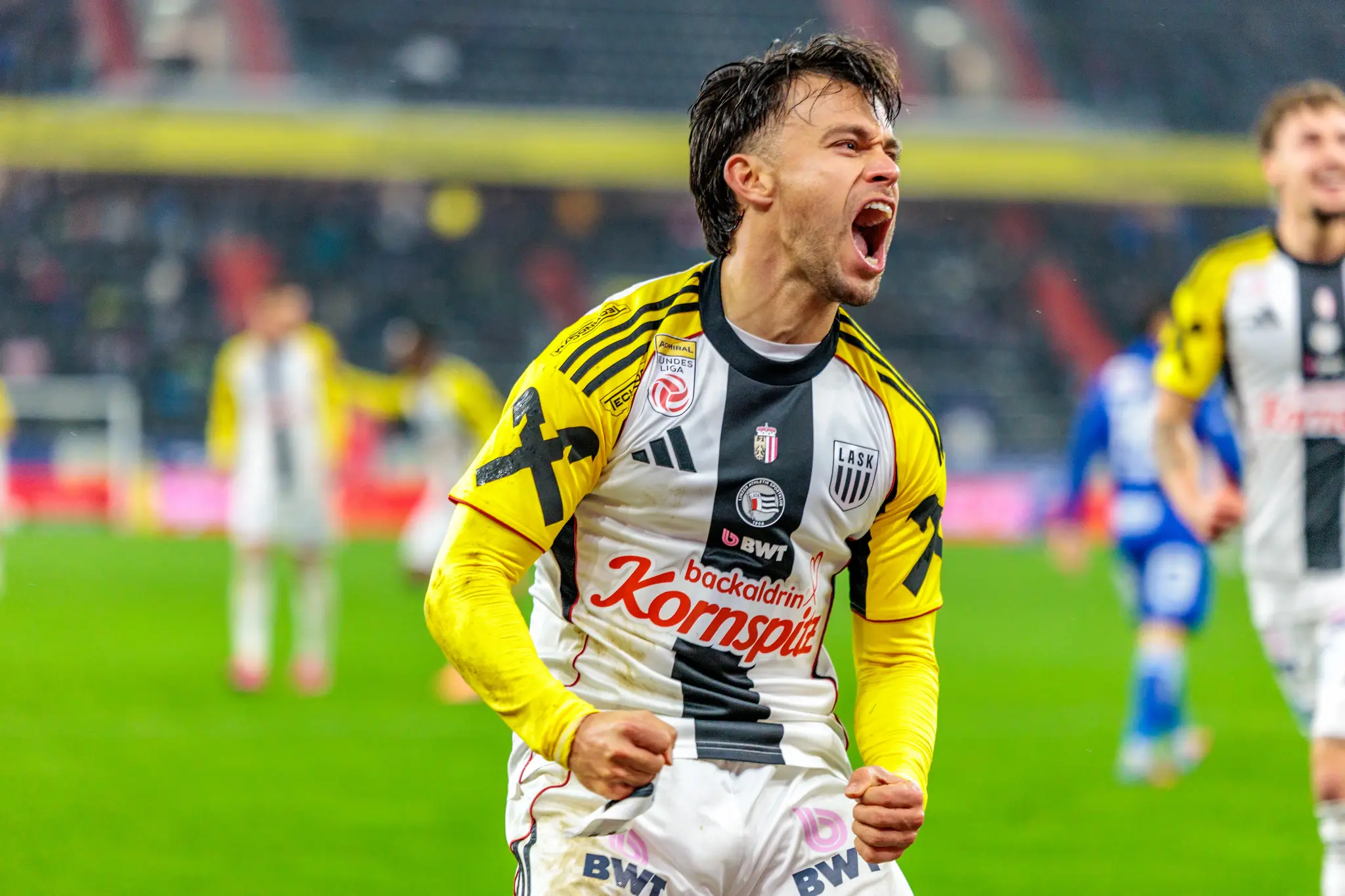 Der LASK-Spieler Sascha Horvath feiert einen Treffer mit einem emotionalen Jubelschrei und geballten Fäusten