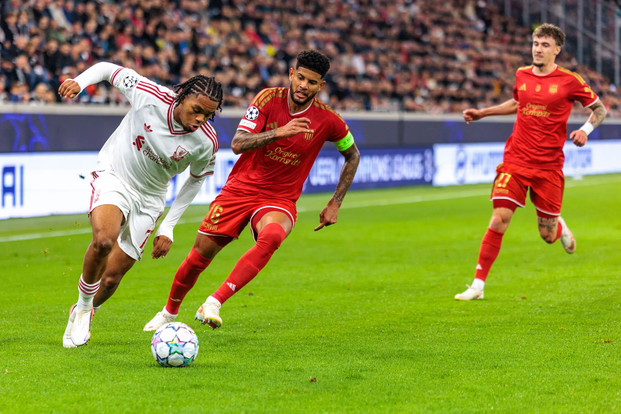 Rio Ngumoha (73) sprintet mit dem Ball davon, LASK-Verteidiger Yvan Dibango (25) verfolgt ihn.