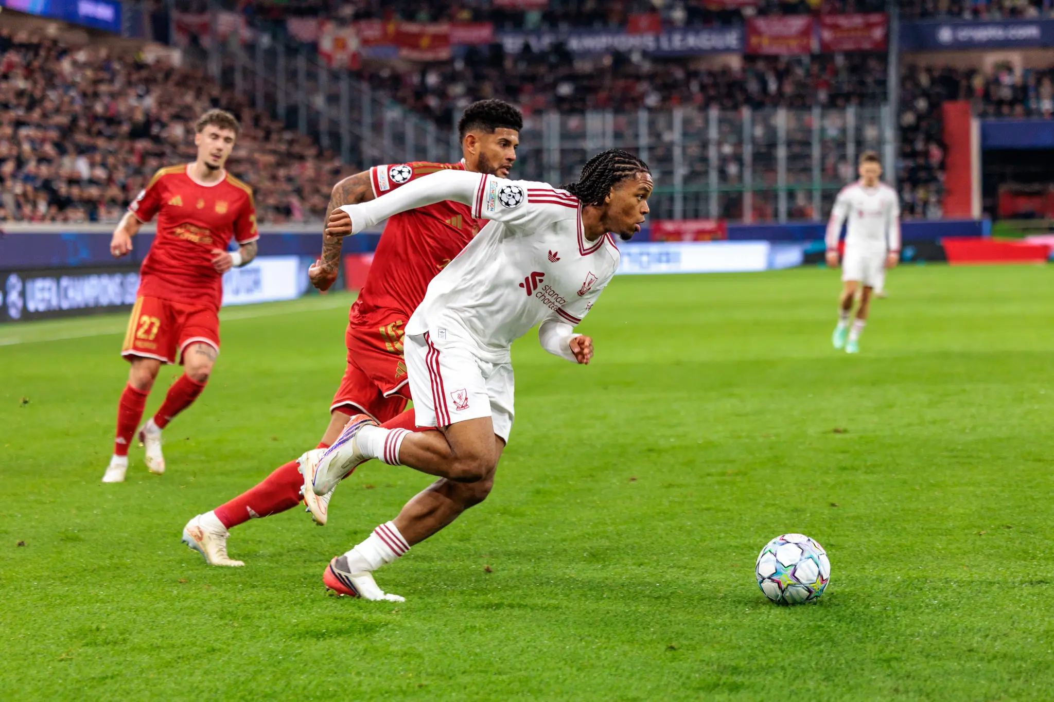 In starker Schräglage zieht Rio Ngumoha (73) mit dem Ball davon, LASK-Verteidiger Yvan Dibango (25) läuft hinterher.