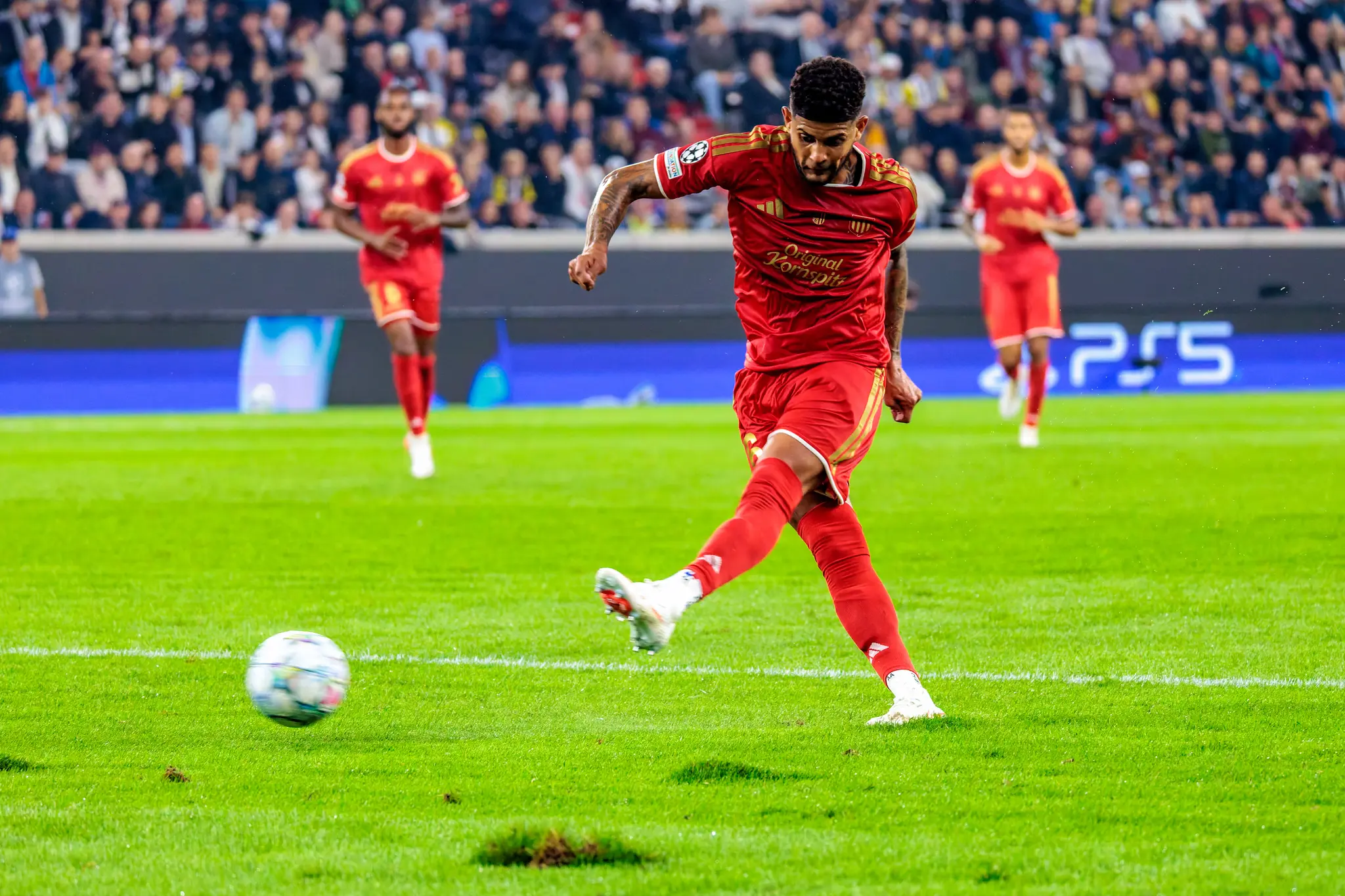 LASK-Verteidiger Andrade (16) zieht kraftvoll zum Abschluss ab, der Ball zischt über den nassen Rasen - starker Schuss ohne Torerfolg.