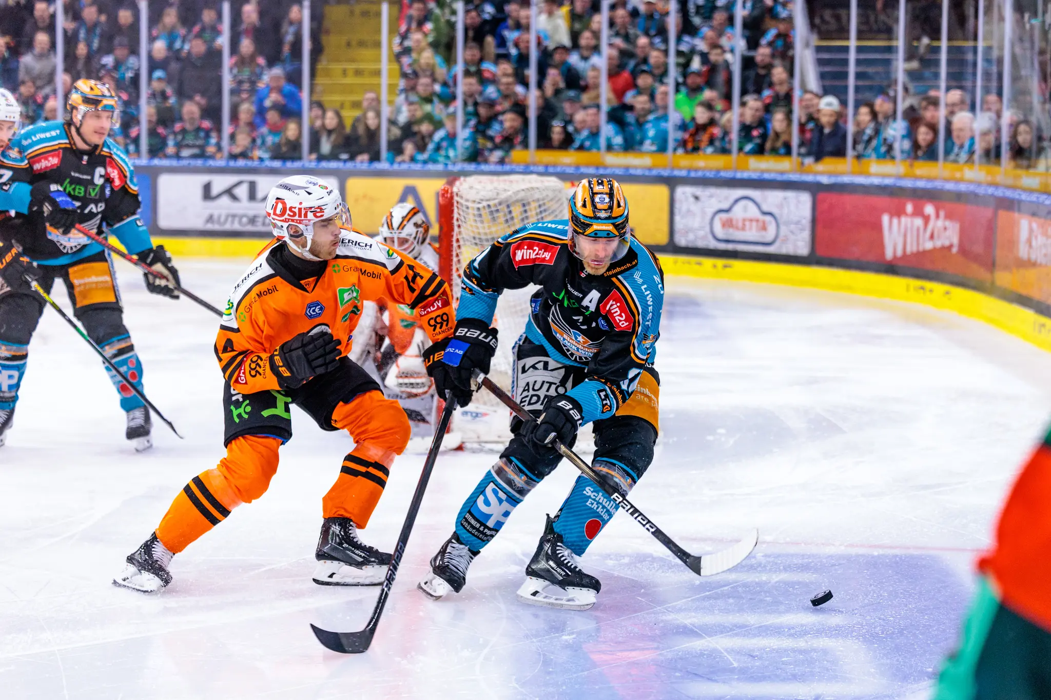 Eishockeyspieler der Black Wings Linz in schwarzem Trikot in Aktion auf dem Eis gegen die Grazer99ers 