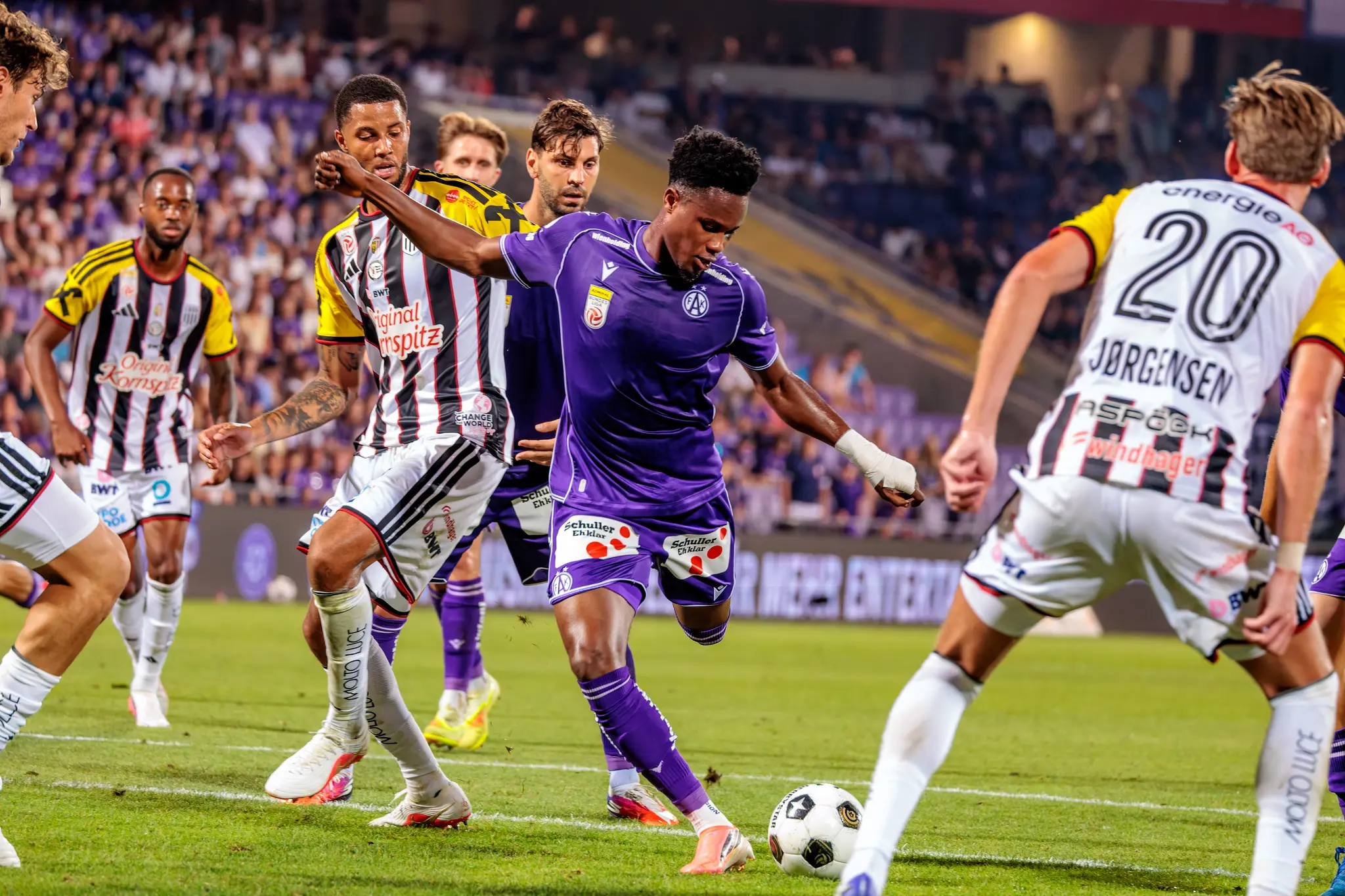 Austria-Spieler zieht aus der Distanz ab, LASK-Spieler eilen herbei