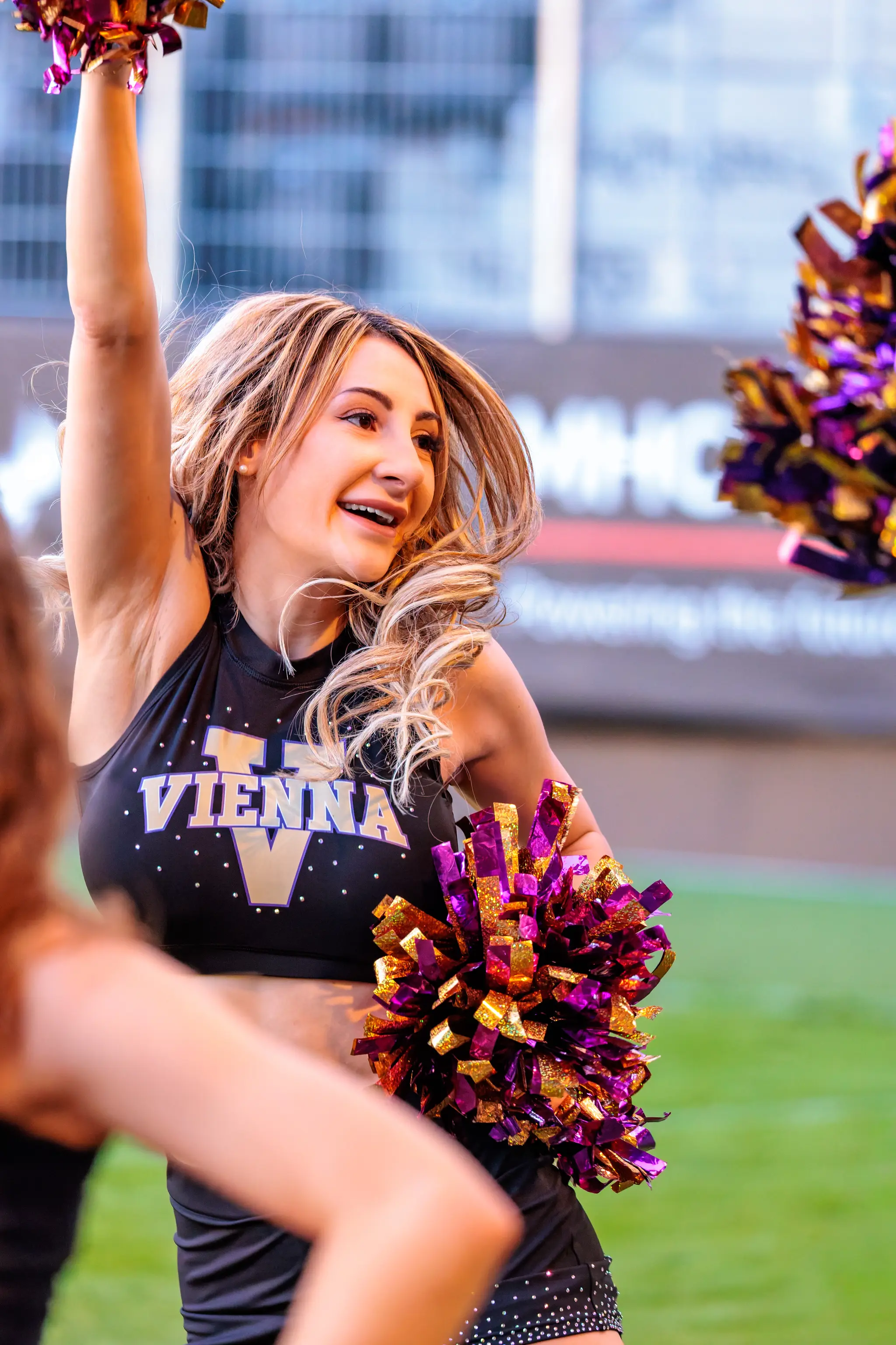 Pompoms hoch: Mit strahlendem Lächeln und violett-goldenen Pompoms treiben die Vienna Vikings Spirit Squad die Fans an – Stimmung auf Touren beim Kantersieg gegen die Red Lions.