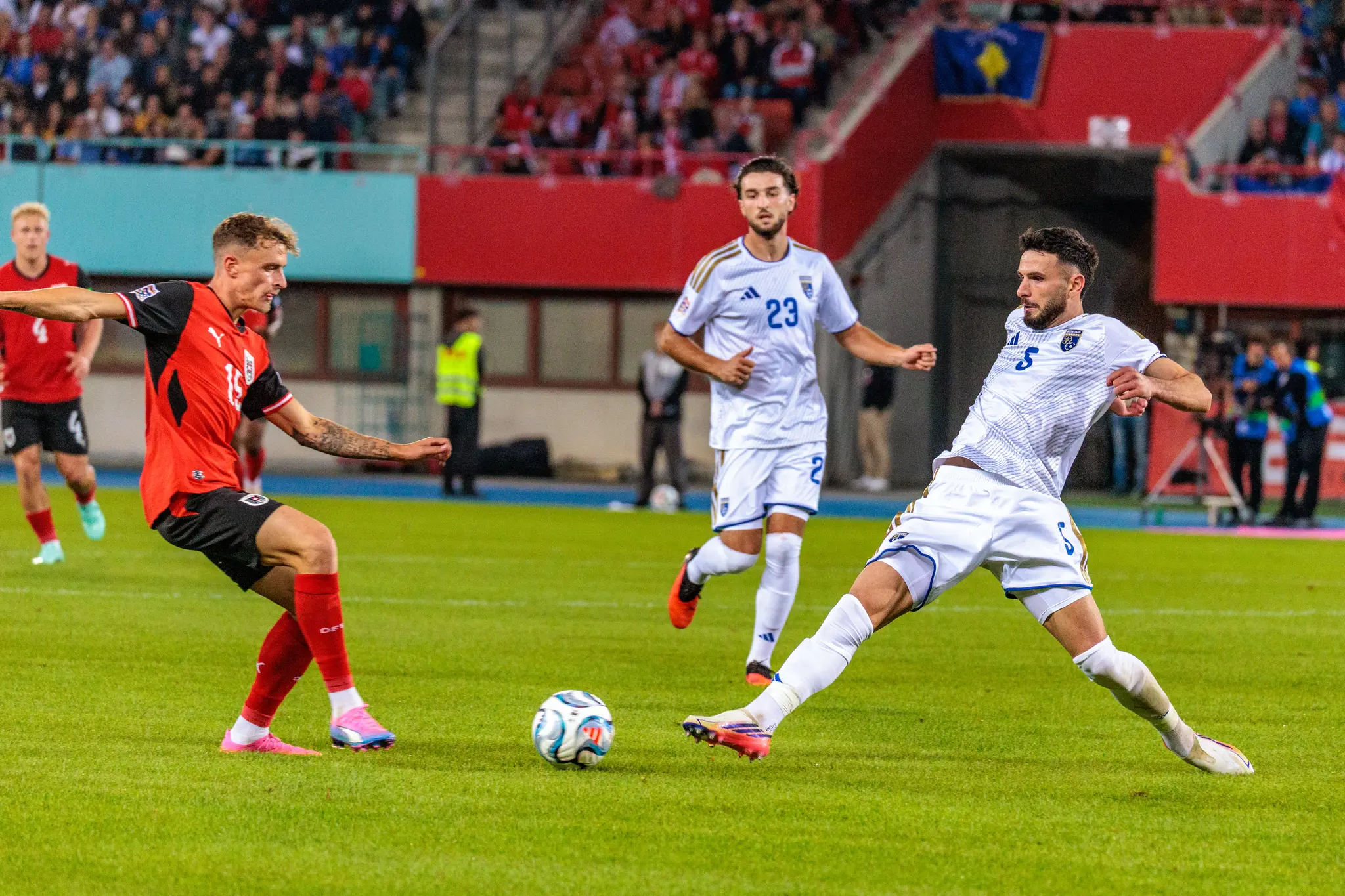 Romano Schmid (18) kommt im Strafraum an den Ball, Kosovos Lumbardh Dellova (5) grätscht dazwischen.