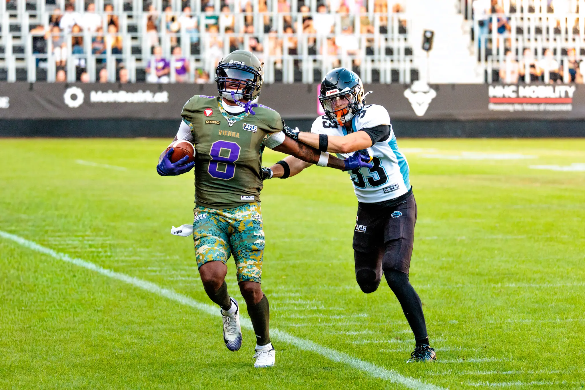 Vikings-Spieler Darrell Stewart Jr. (Nummer 8) läuft mit dem Ball, Panthers-Spieler Nummer 35 bedrängt ihn seitlich.