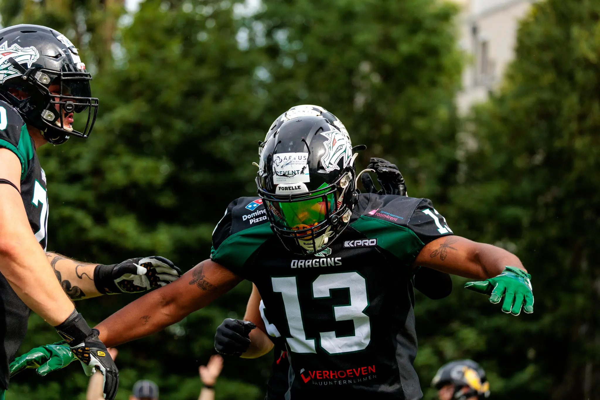Ein Spieler der Danube Dragons feiert einen wichtigen Touchdown während eines intensiven American Football Spiels gegen die Vienna Knights