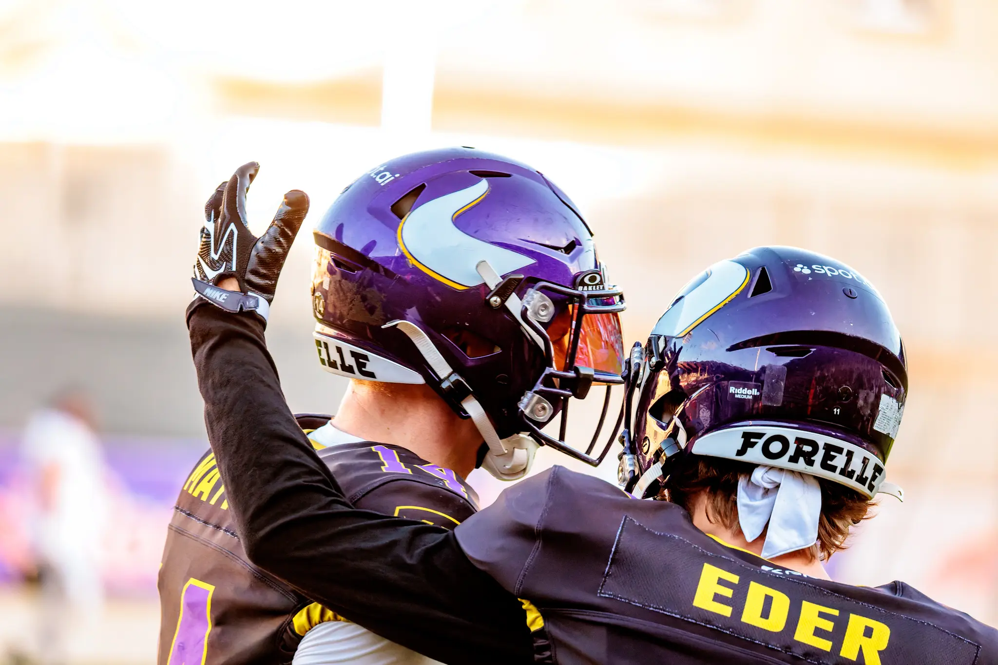 Touchdown-Freude bei den Vienna Vikings: Fabian Eder (11) und Yannick Mayr (14) feiern mit aneinandergelehnten Helmen und erhobenen Armen den Passfang im zweiten Viertel.