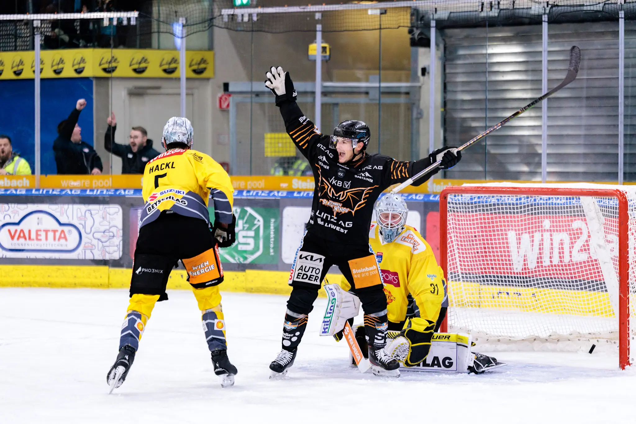 Der Eishockeyspieler Julian Pusnik von den Black Wings Linz jubelt mit erhobenen Armen über sein Tor gegen die Vienna Capitals