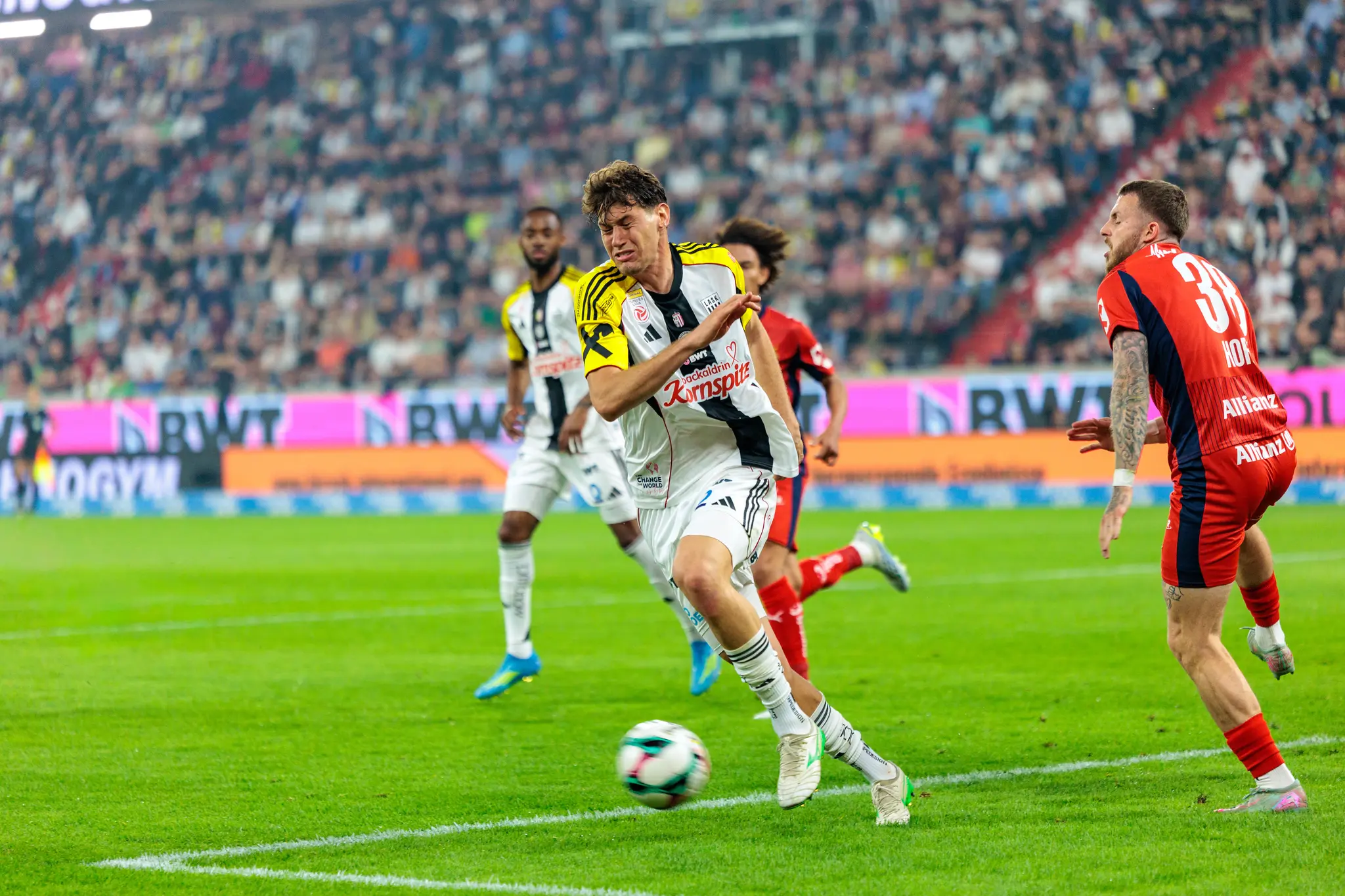 Ein Spieler des LASK befindet sich im Sprint während der Bundesliga-Partie gegen den SK Rapid