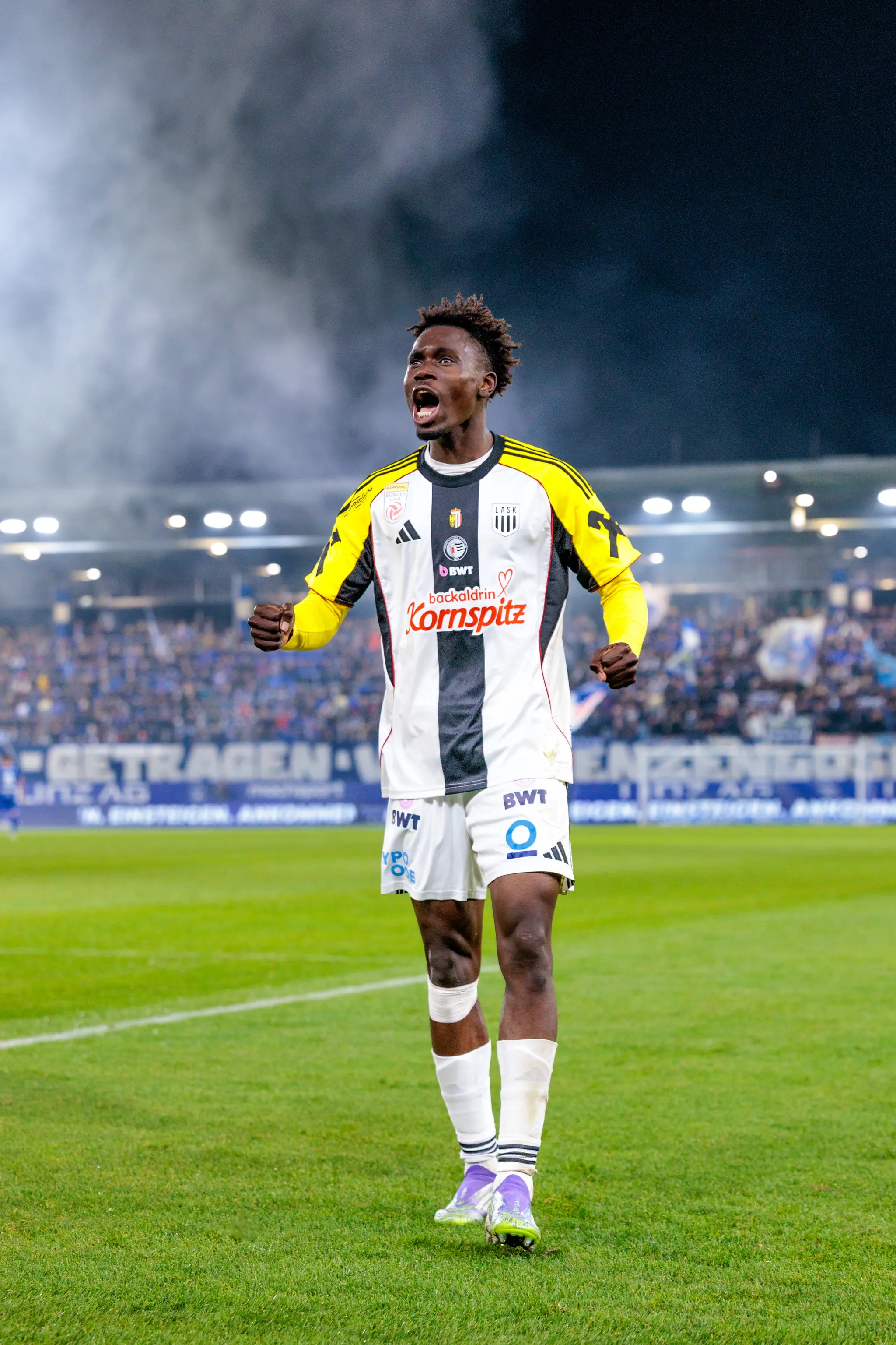 Der LASK-Spieler Modou Cisse jubelt im Linzer Derby gegen Blau-Weiß Linz emotional mit geballten Fäusten und einem lauten Schrei