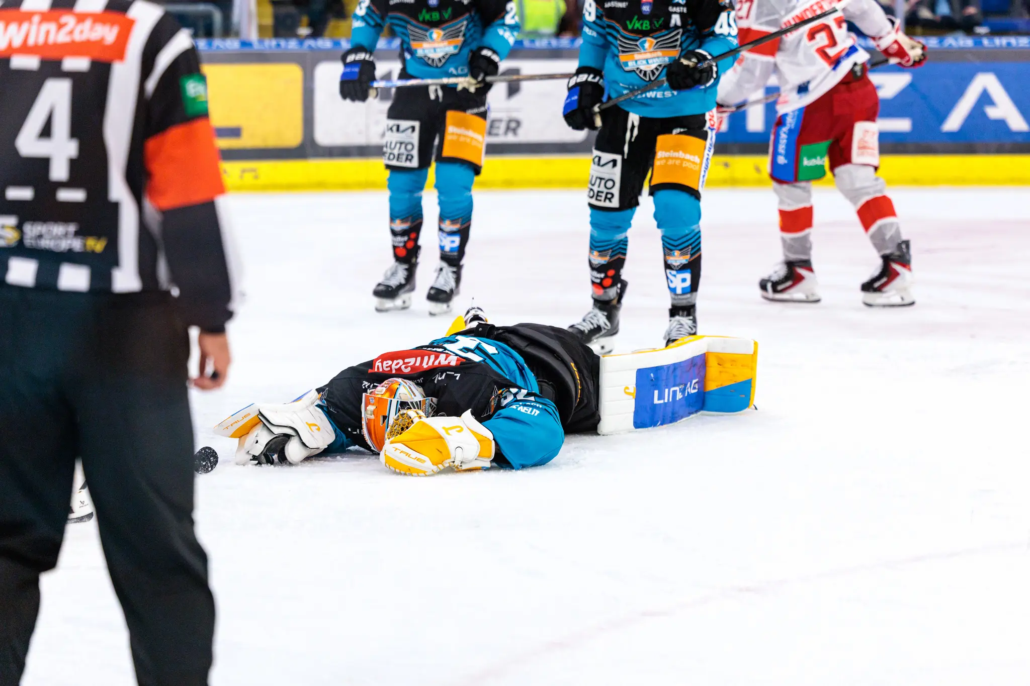 Der Torhüter der Steinbach Black Wings, Rasmus Tirronen, liegt während des Eishockeyspiels gegen den EC-KAC nach einem Foul an ihm mit dem Gesicht nach unten auf dem Eis