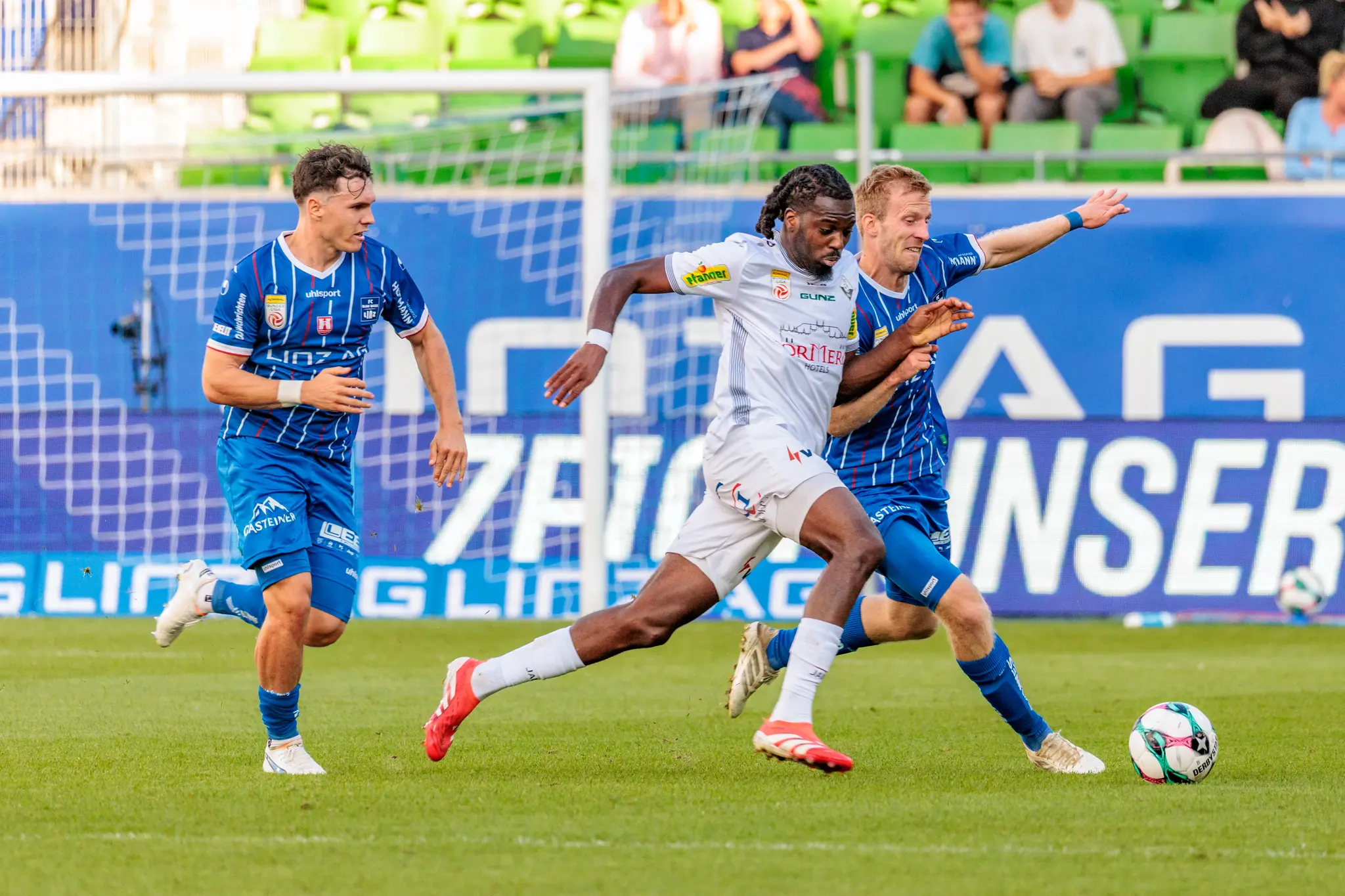 Der Altacher Spieler Yann Massombo liefert sich ein schnelles Laufduell mit einem Gegenspieler von Blau-Weiß Linz um den Ball