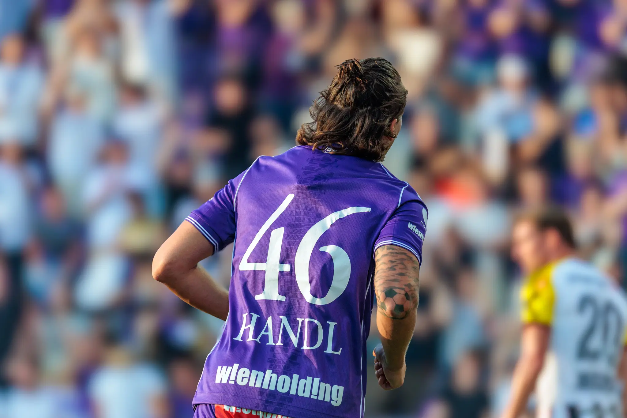 Austria-Verteidiger Handl steht nach dem aberkannten Treffer frustriert am Spielfeldrand, der VAR hatte das Tor zurückgenommen