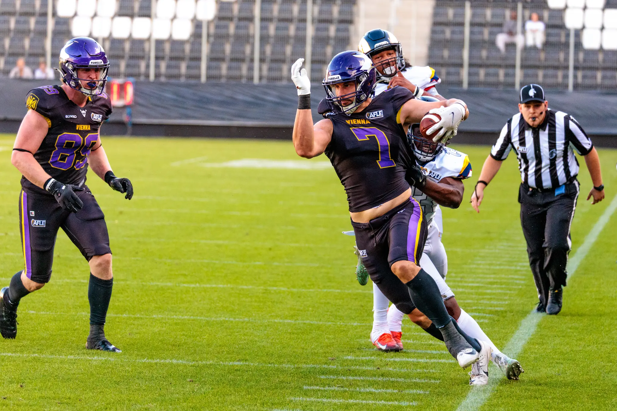 Ein Spieler der Vienna Vikings hält den Football fest während eines Spiels gegen die Alpine Rams in der AFLE