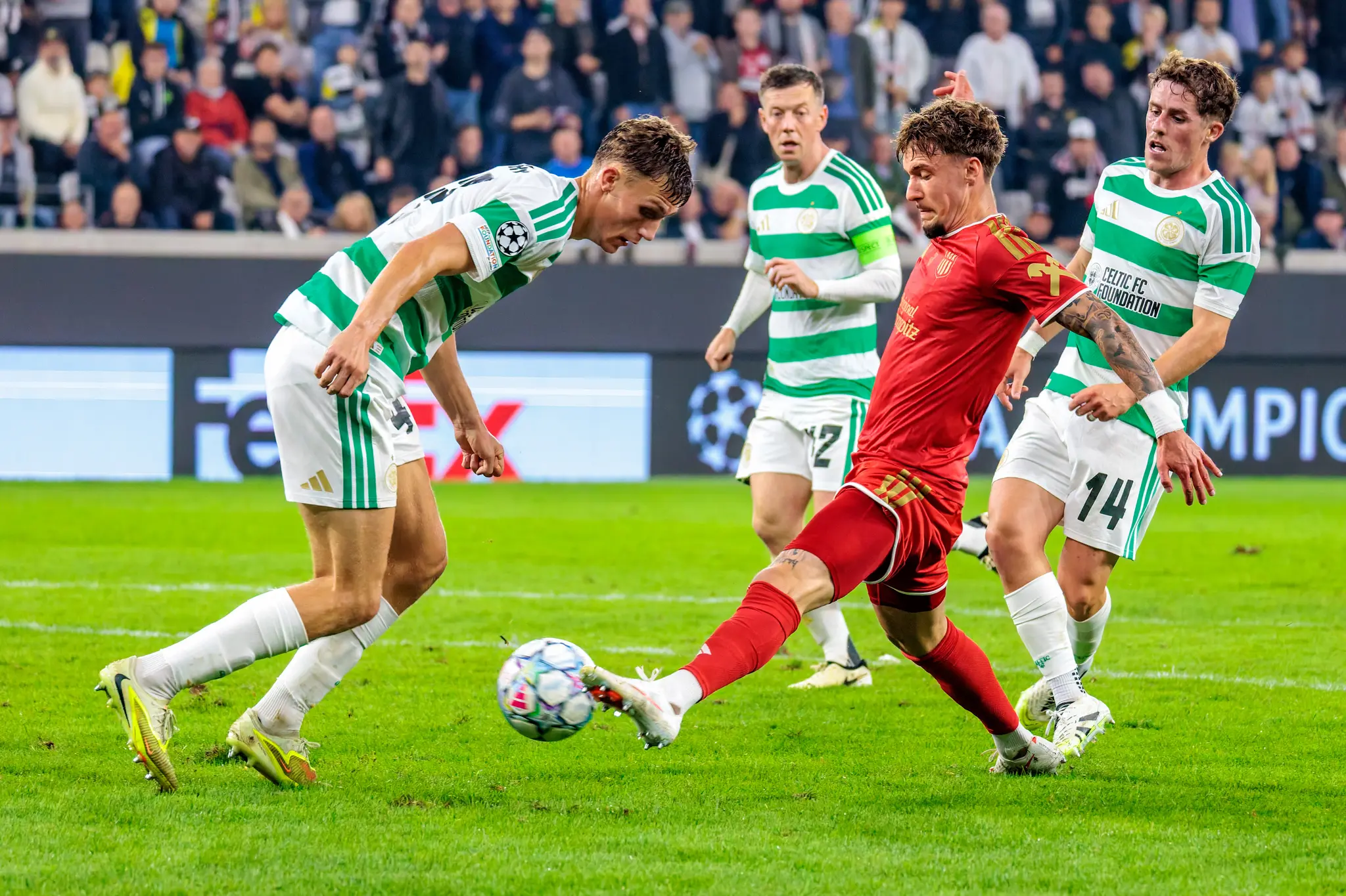 LASK-Einwechselspieler Christoph Lang (27) streckt sich im Strafraumgewühl nach dem Ball, McCowan, McGregor und Scales werfen sich dazwischen.