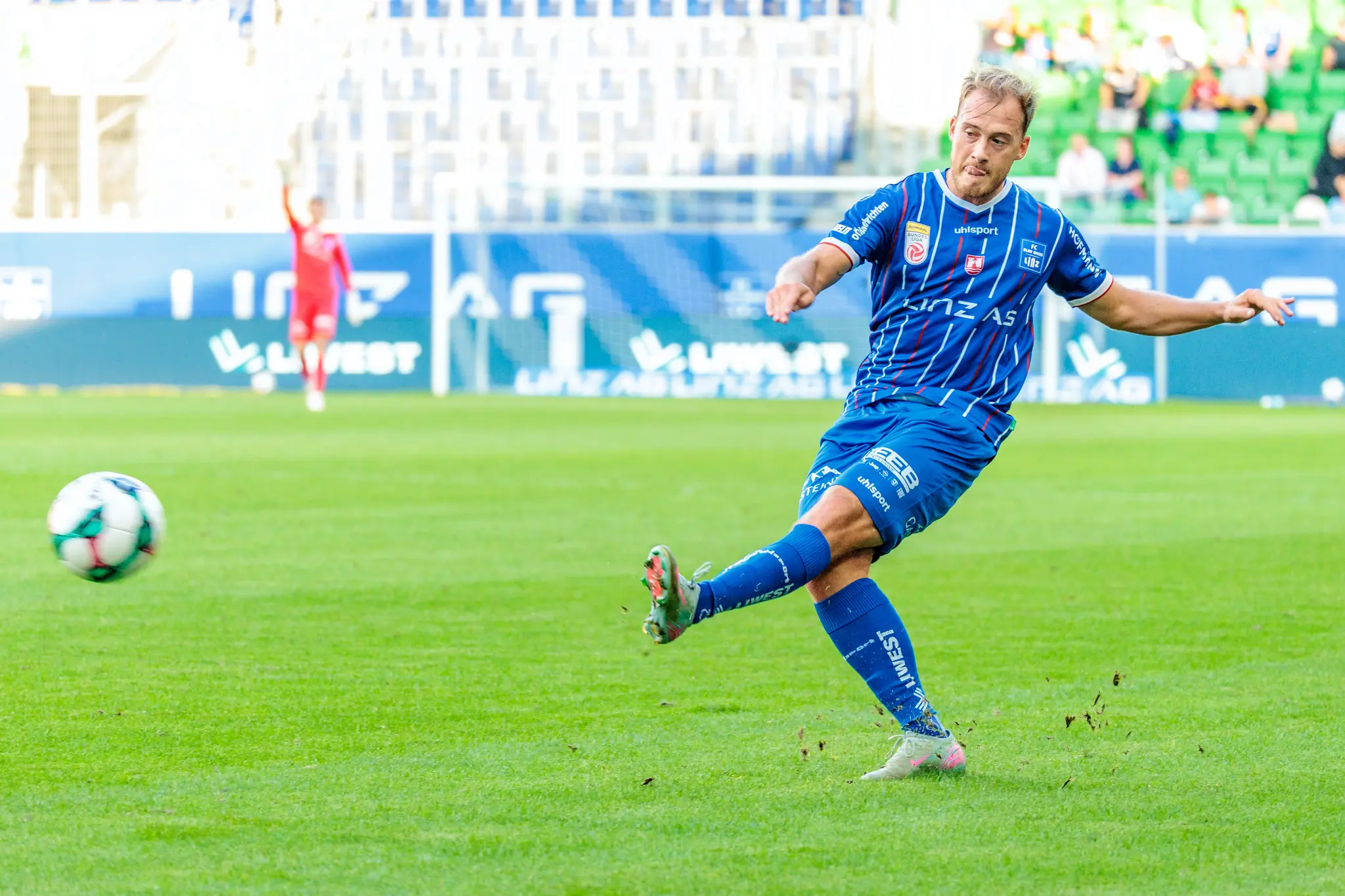 Der Fußballspieler Dominik Reiter vom FC Blau-Weiß Linz schlägt während des Bundesligaspiels mit voller Konzentration und einem kraftvollen Schuss eine Flanke