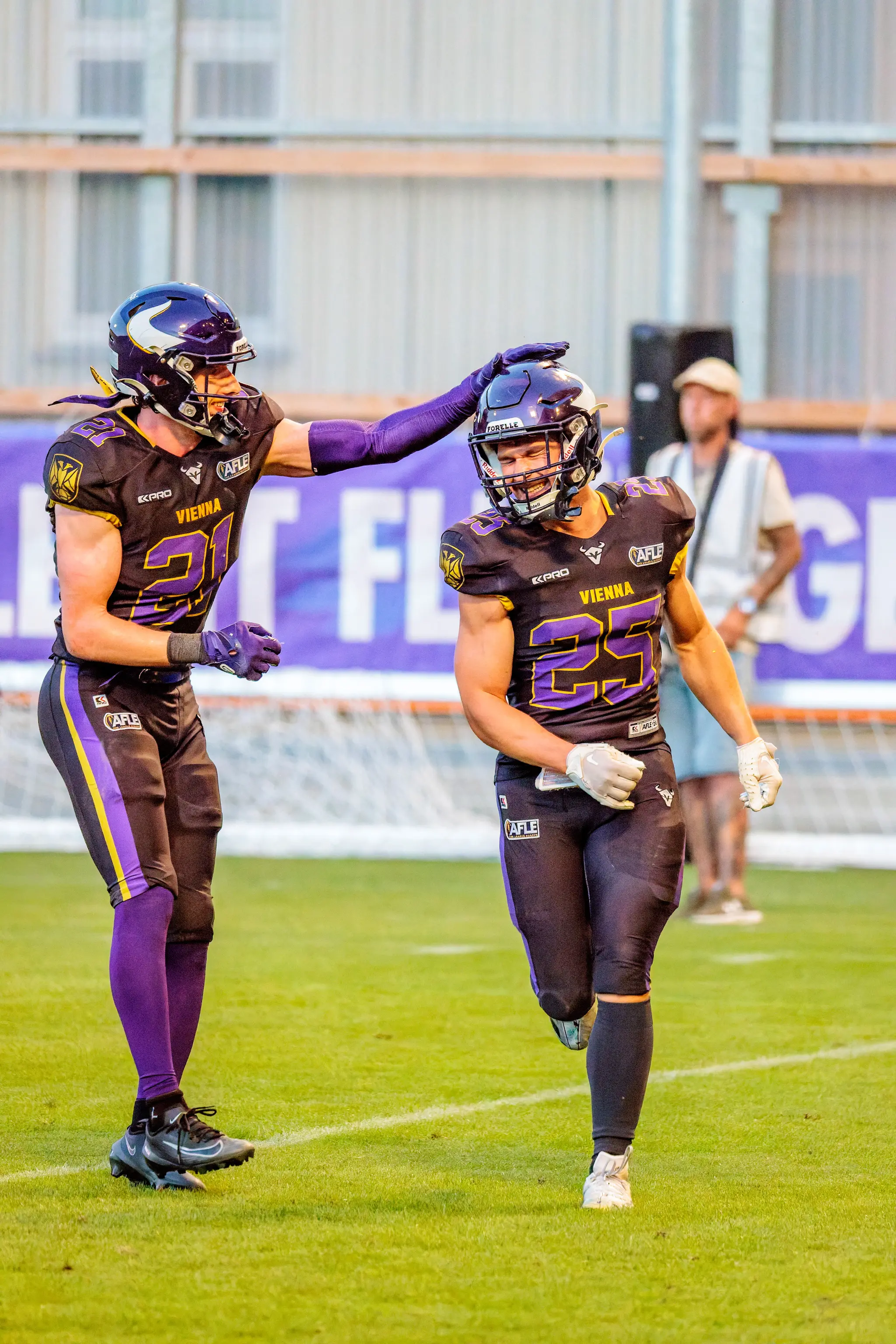 Leonhard Gerner (21) gratuliert Touchdown-Schütze Linus Gantar (25) mit Helm-Tätscheln – ausgelassener Jubel nach dem Touchdown.