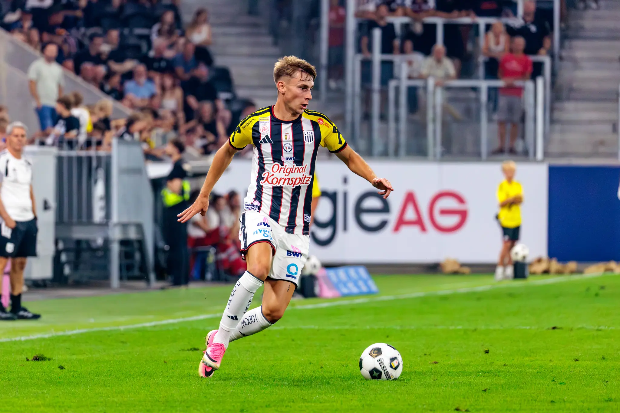 Tornich sprintet mit dem Ball an der Seitenlinie