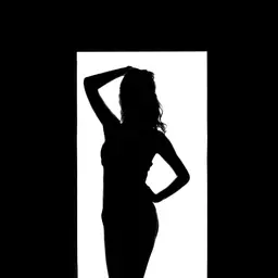 Silhouette einer Frau mit einem Arm über dem Kopf und der anderen Hand an der Hüfte vor hellem Hintergrund