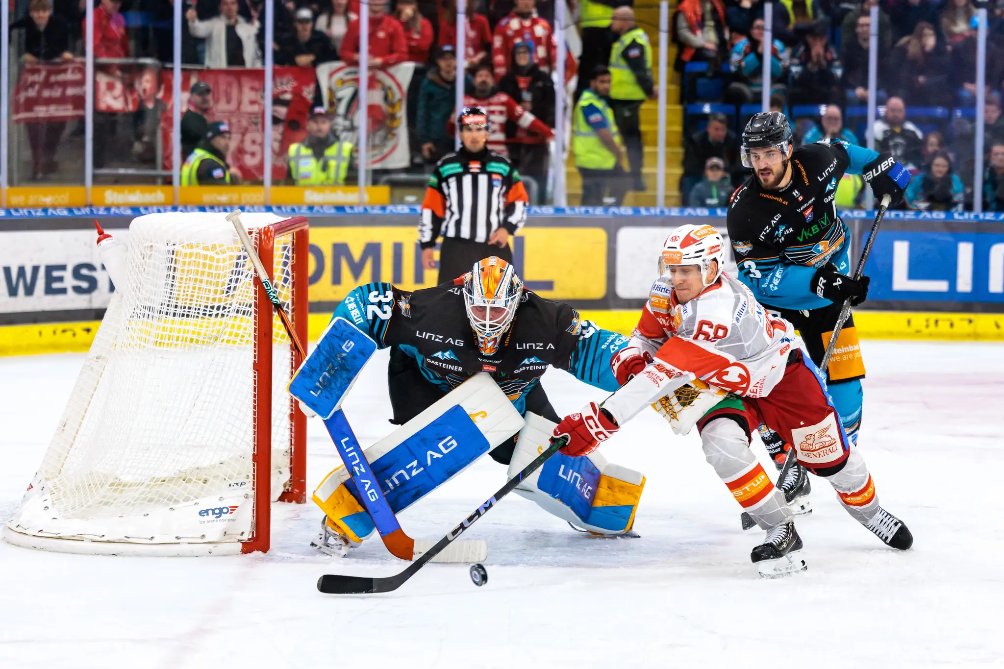 Der Torhüter der Black Wings Linz, Rasmus Tirronen, wehrt im Eishockeyspiel gegen den EC-KAC mit einer Parade einen Torschuss von Stürmer Jan Mursak ab