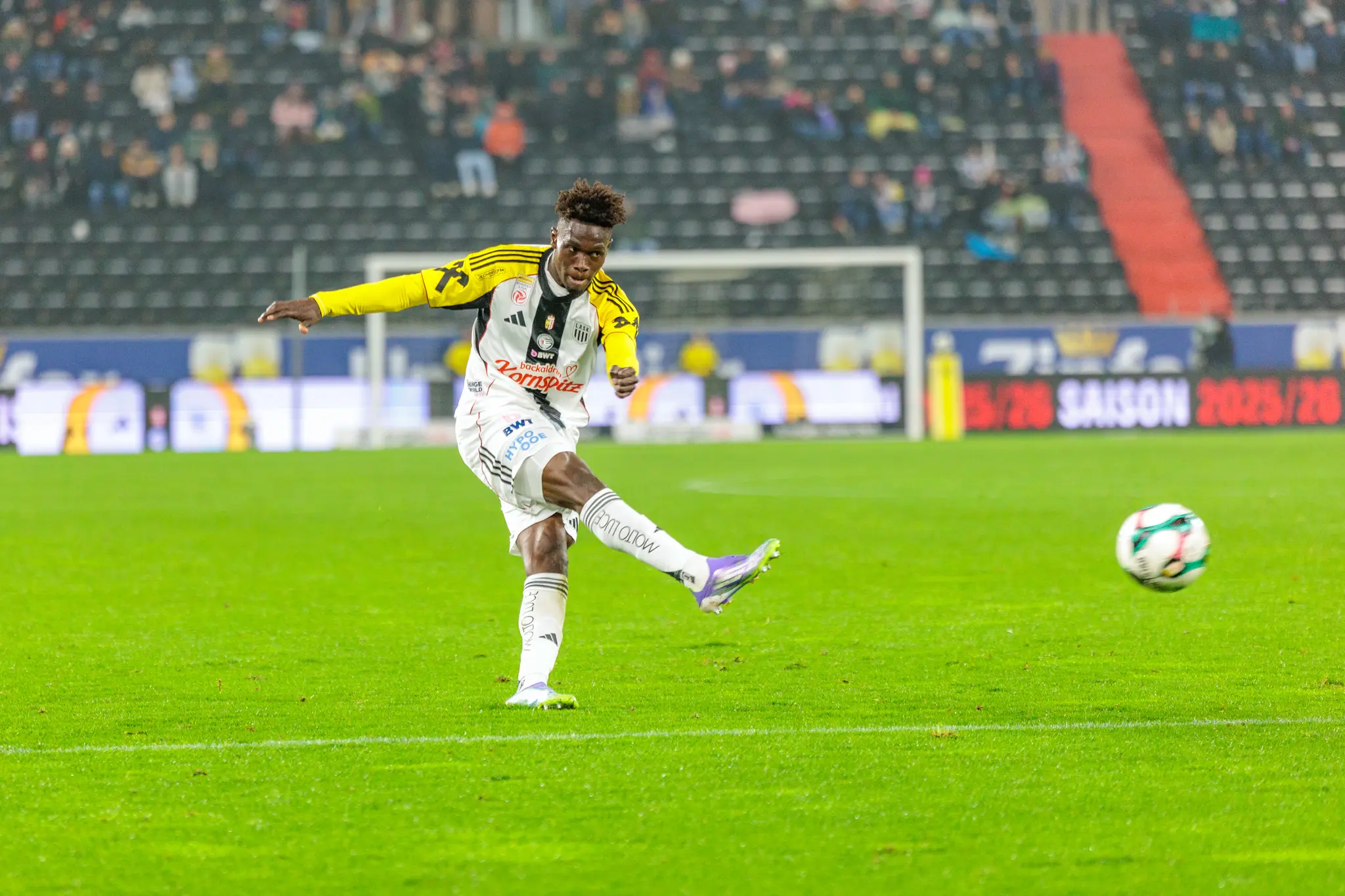 Der LASK-Stürmer Samuel Adeniran bei einem kraftvollen Torschuss während des Bundesligaspiels gegen den Grazer AK
