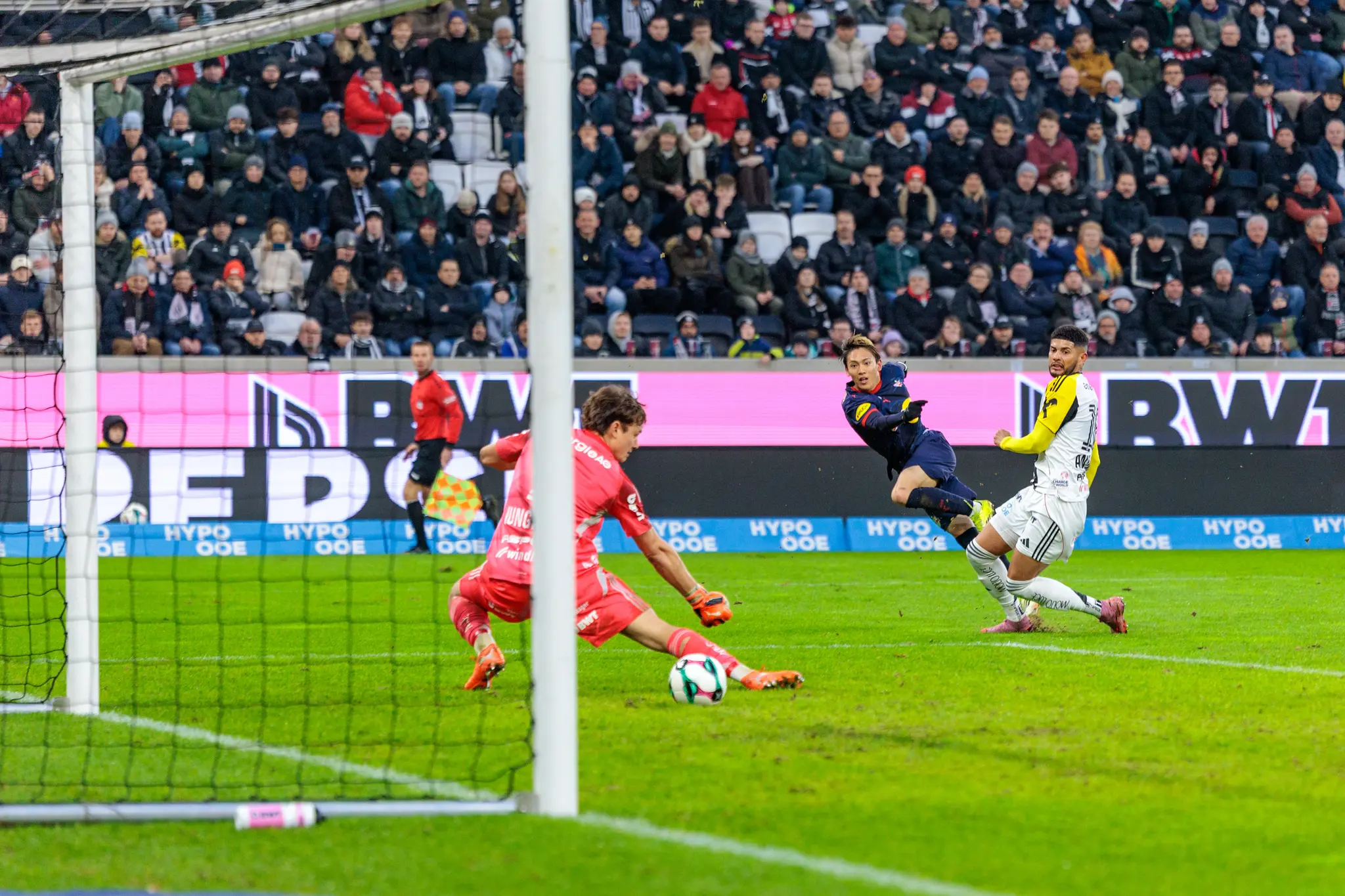 Takumu Kitano von Red Bull Salzburg erzielt im Bundesliga-Spitzenspiel gegen den LASK den Treffer zum 3:1 gegen Torhüter Lukas Jungwirth