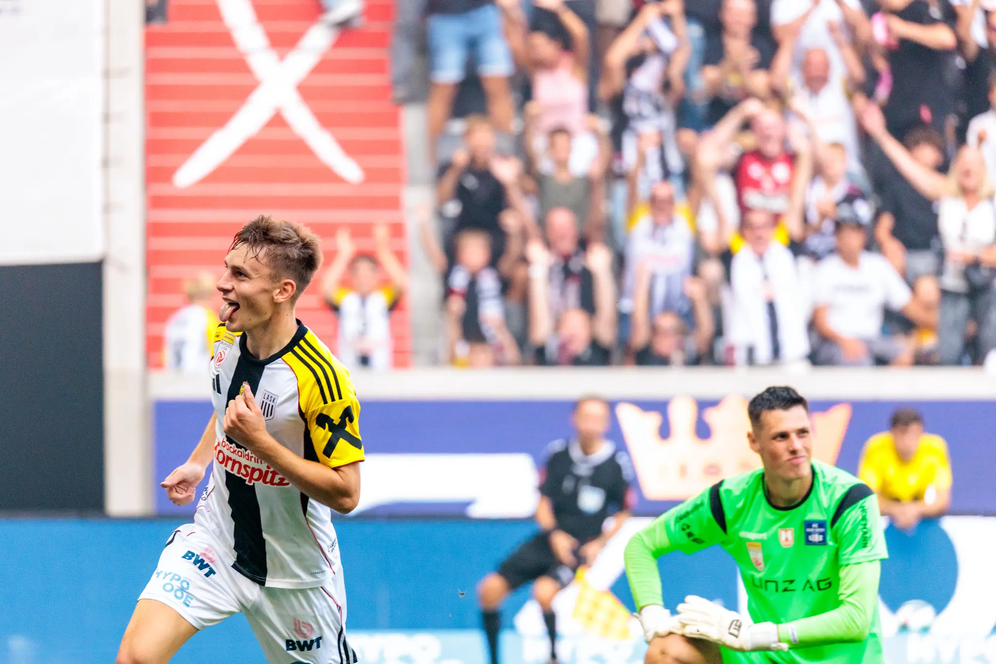 LASK-Stürmer Christoph Lang jubelt ausgelassen mit herausgestreckter Zunge über sein Tor im Linzer Derby gegen Blau-Weiß Linz